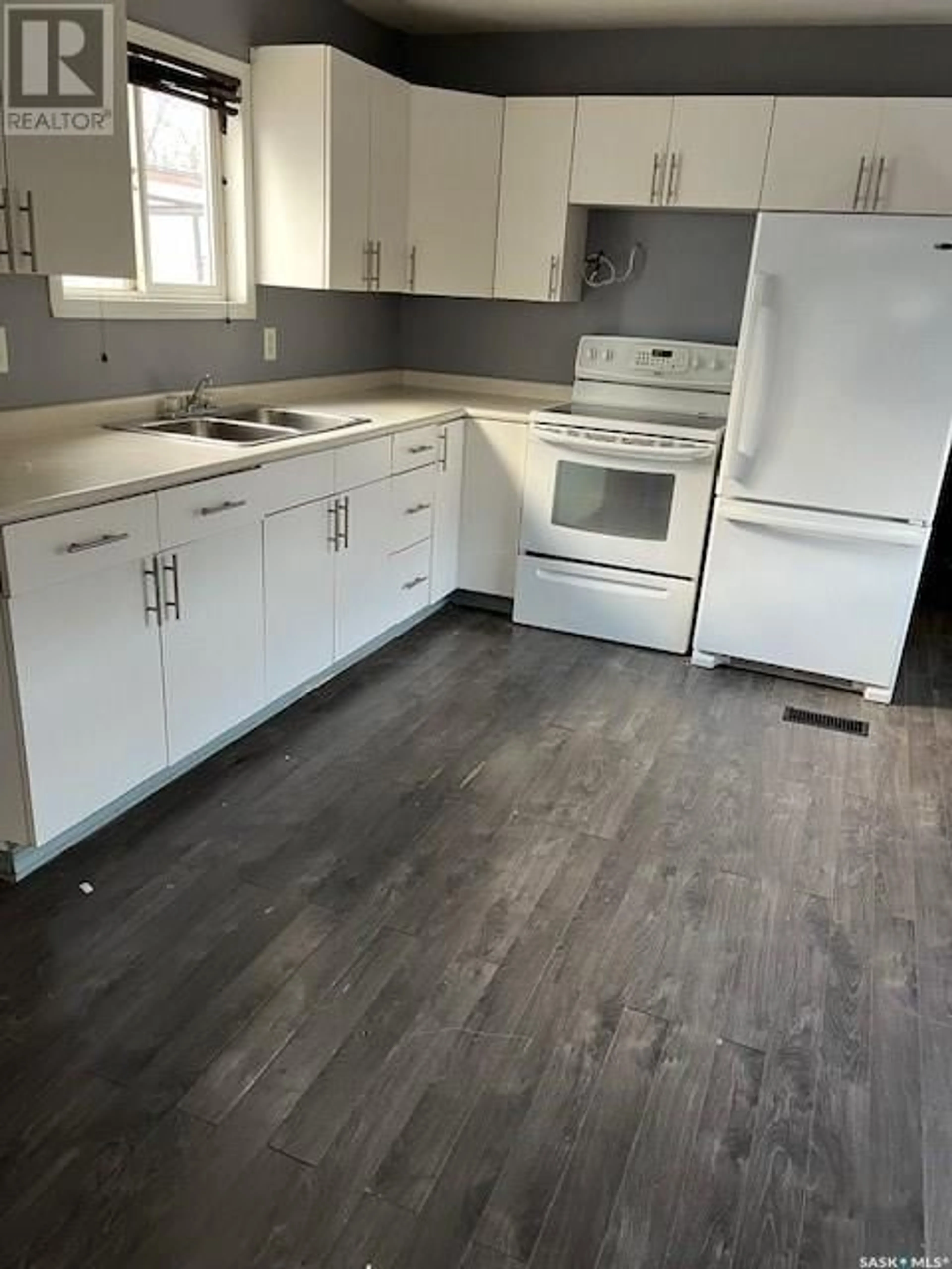 Standard kitchen, wood floors for 501 1524 Rayner AVENUE, Saskatoon Saskatchewan S7N4H5