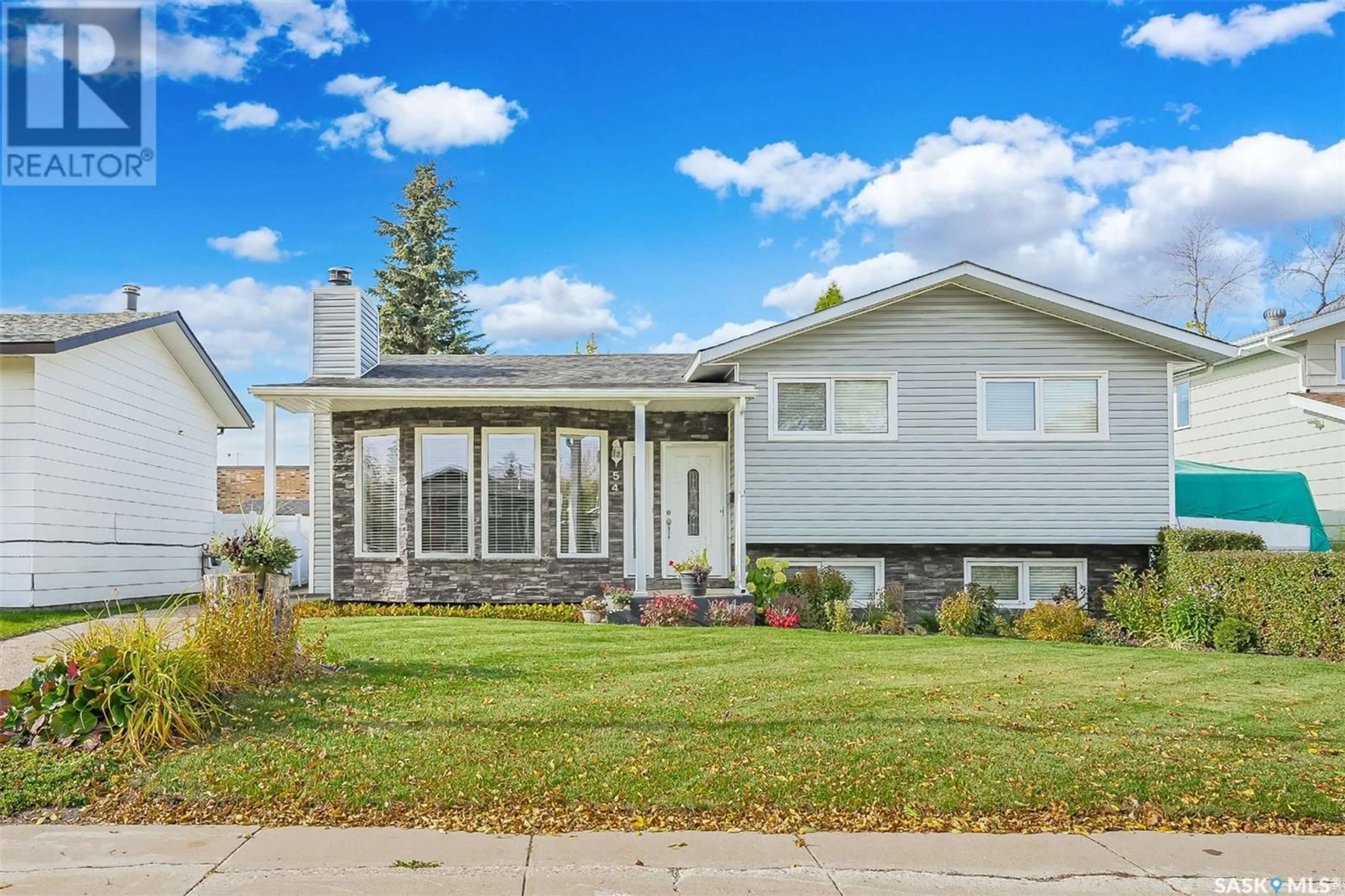 Home with vinyl exterior material for 54 Henigman PLACE, Saskatoon Saskatchewan S7M4L8