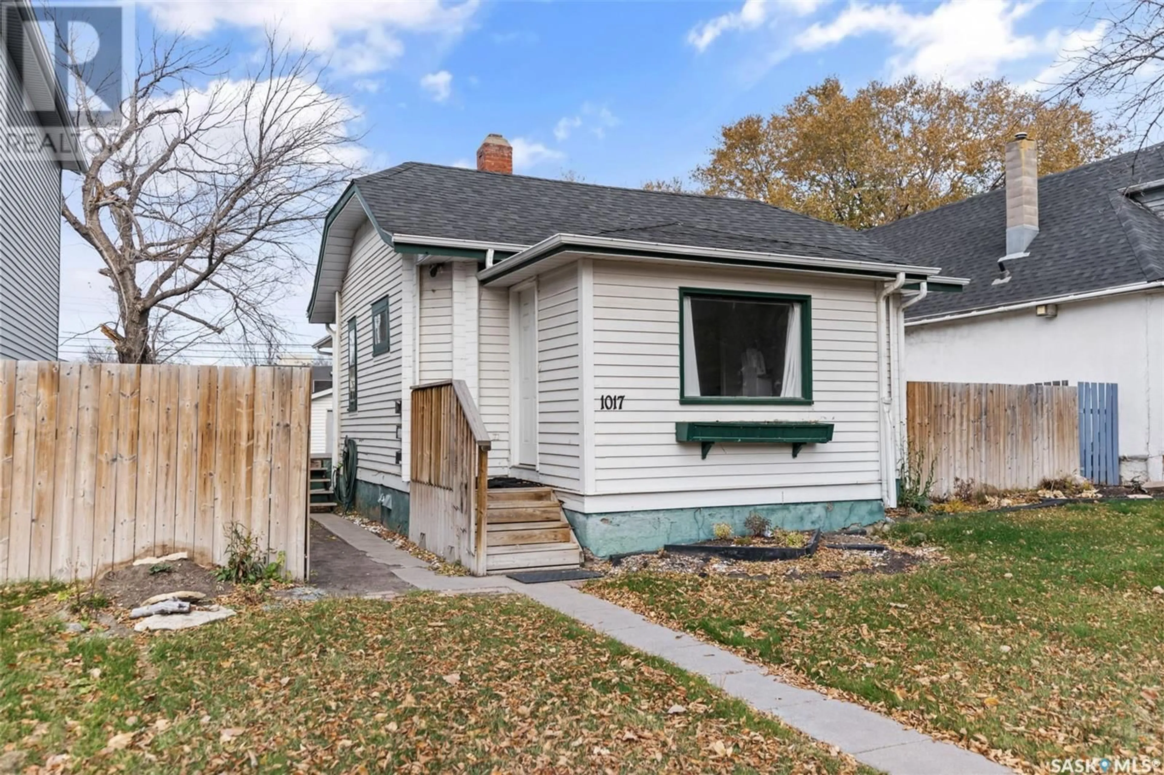 Frontside or backside of a home, cottage for 1017 7th STREET E, Saskatoon Saskatchewan S7H0Y7