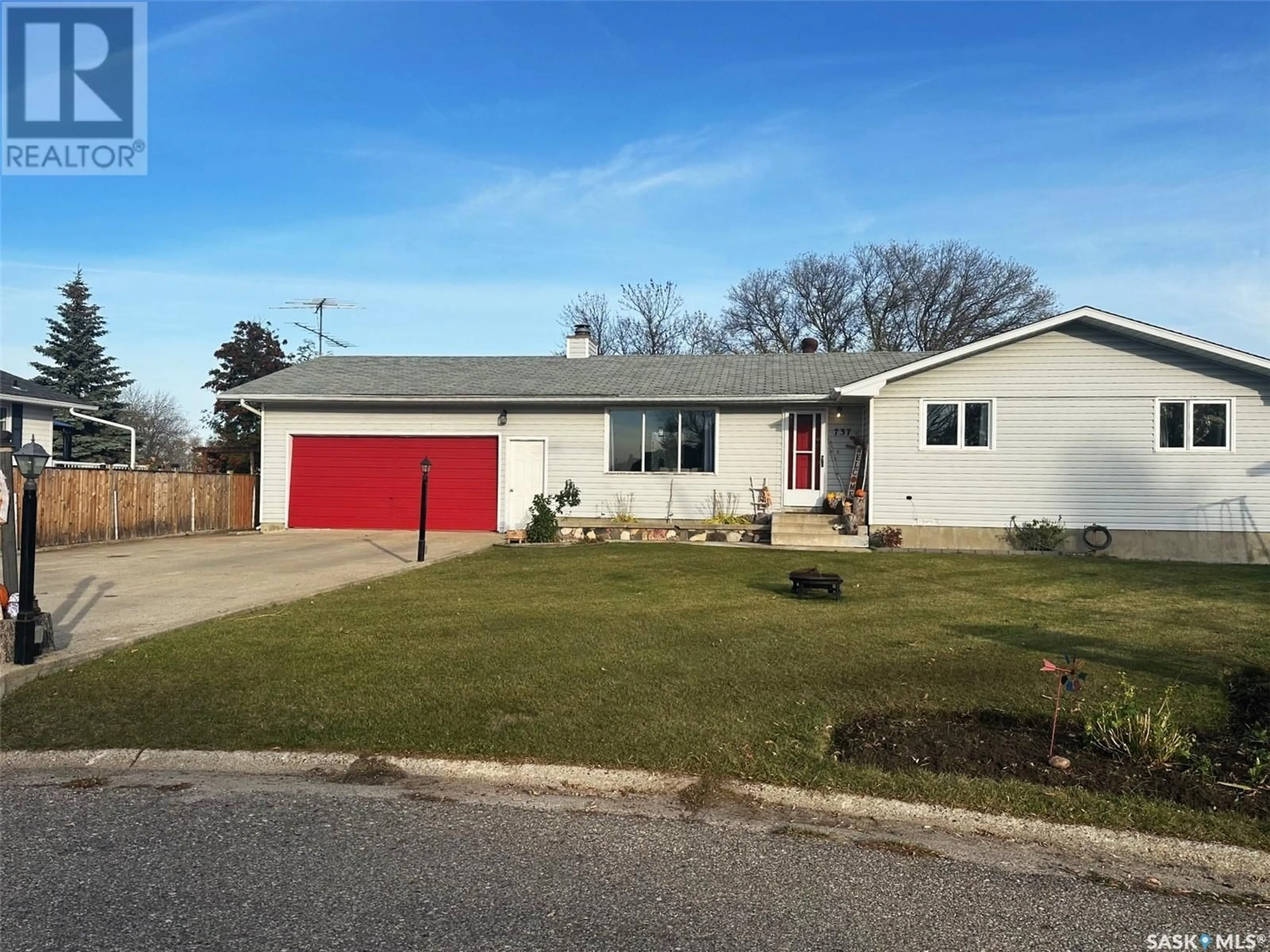 Frontside or backside of a home, the street view for 737 Willow PLACE, Hudson Bay Saskatchewan S0E0Y0