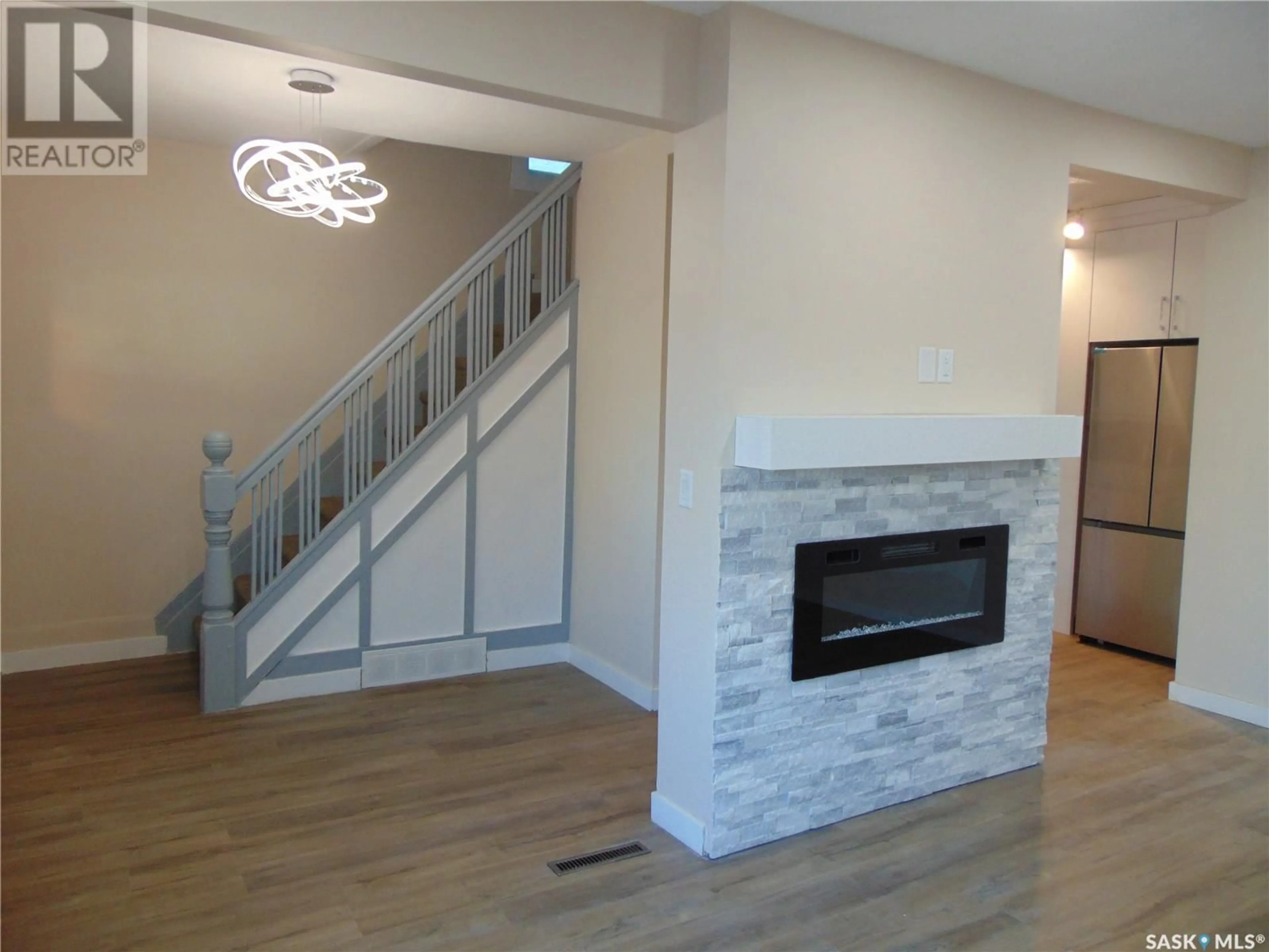 Indoor foyer, wood floors for 405 D AVENUE S, Saskatoon Saskatchewan S7M1R3