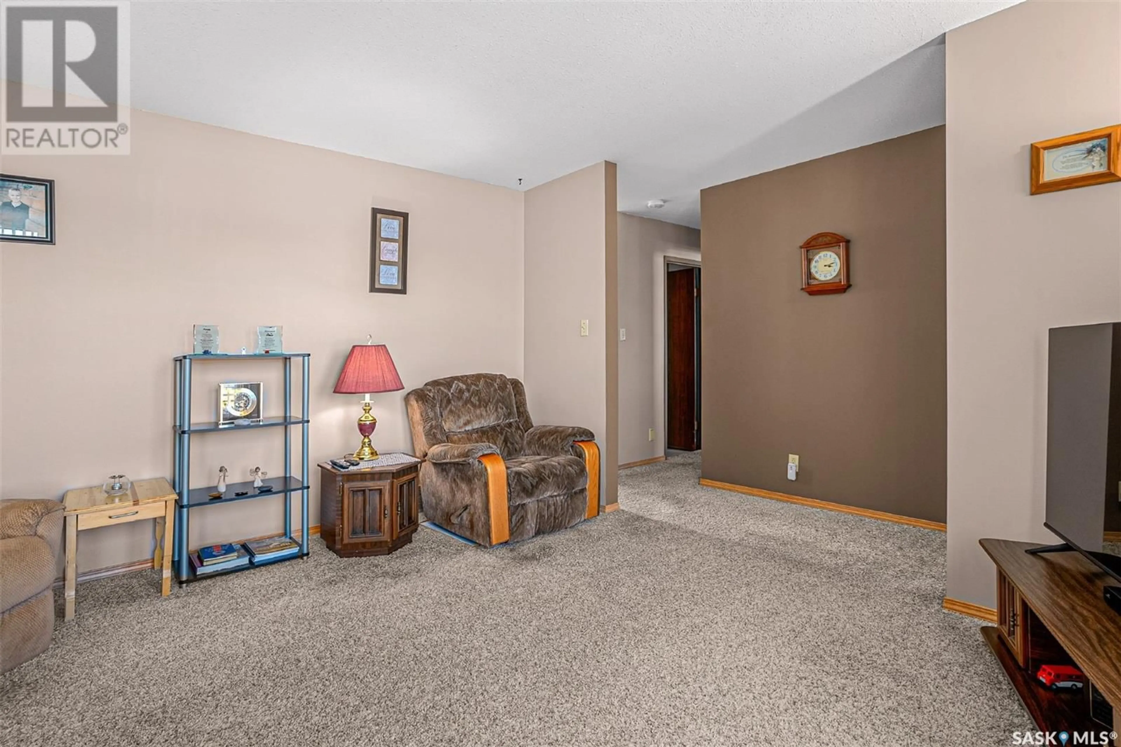 Living room, carpet floors for 3709 Centennial DRIVE, Saskatoon Saskatchewan S7L5K3