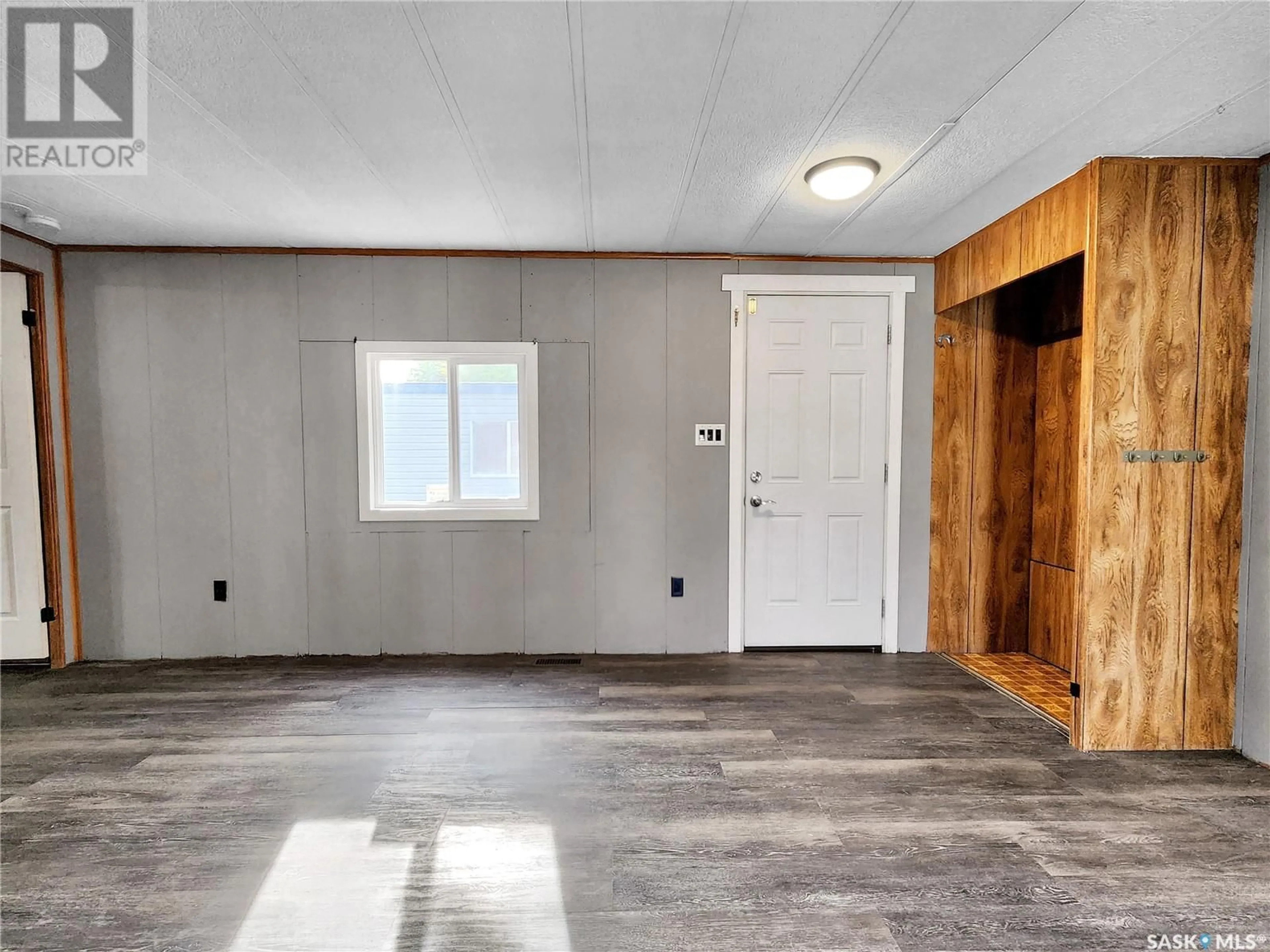 Indoor entryway, wood floors for 507 1524 Rayner AVENUE, Saskatoon Saskatchewan S7N1Y1