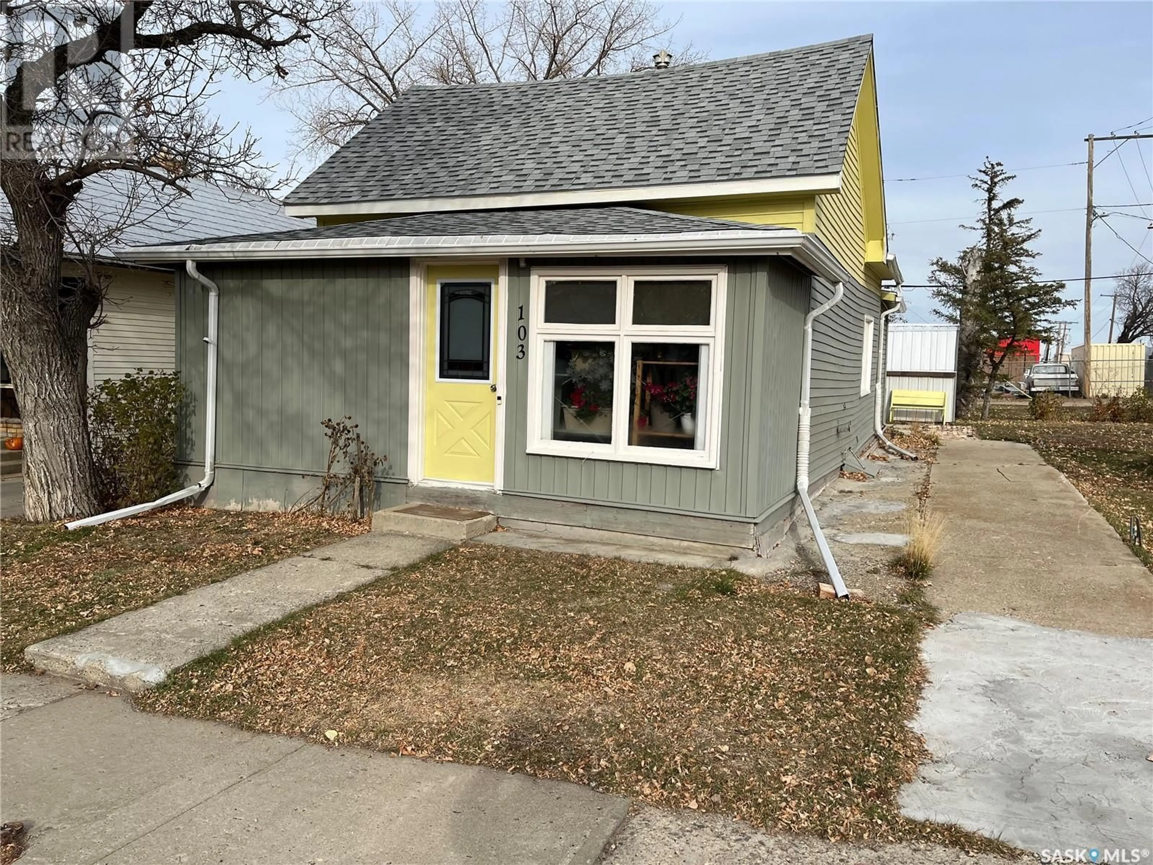 Frontside or backside of a home, cottage for 103 5th AVENUE W, Gravelbourg Saskatchewan S0H1X0