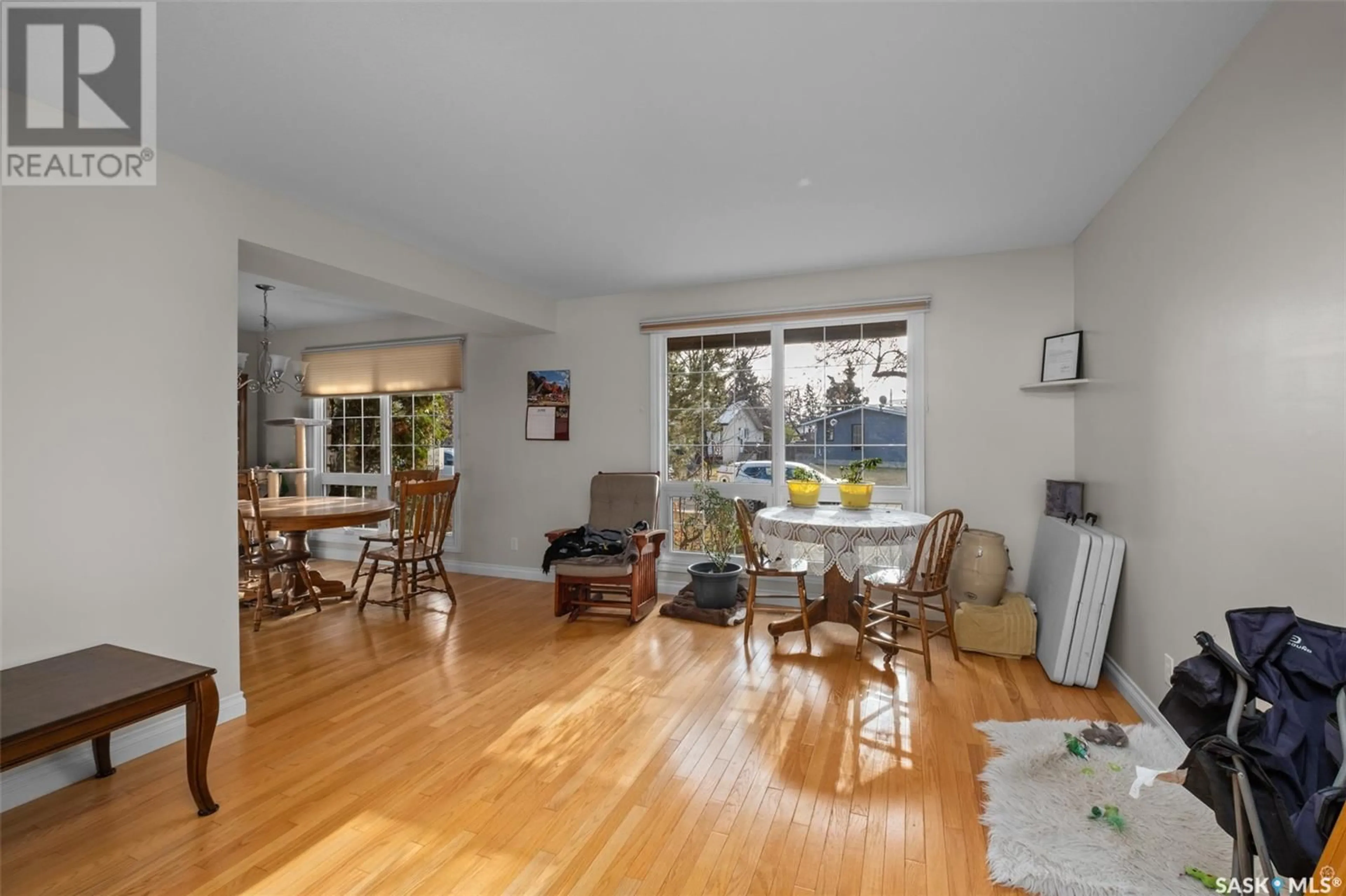 Living room, wood floors for 928 Sanderson CRESCENT, Prince Albert Saskatchewan S6V6L1