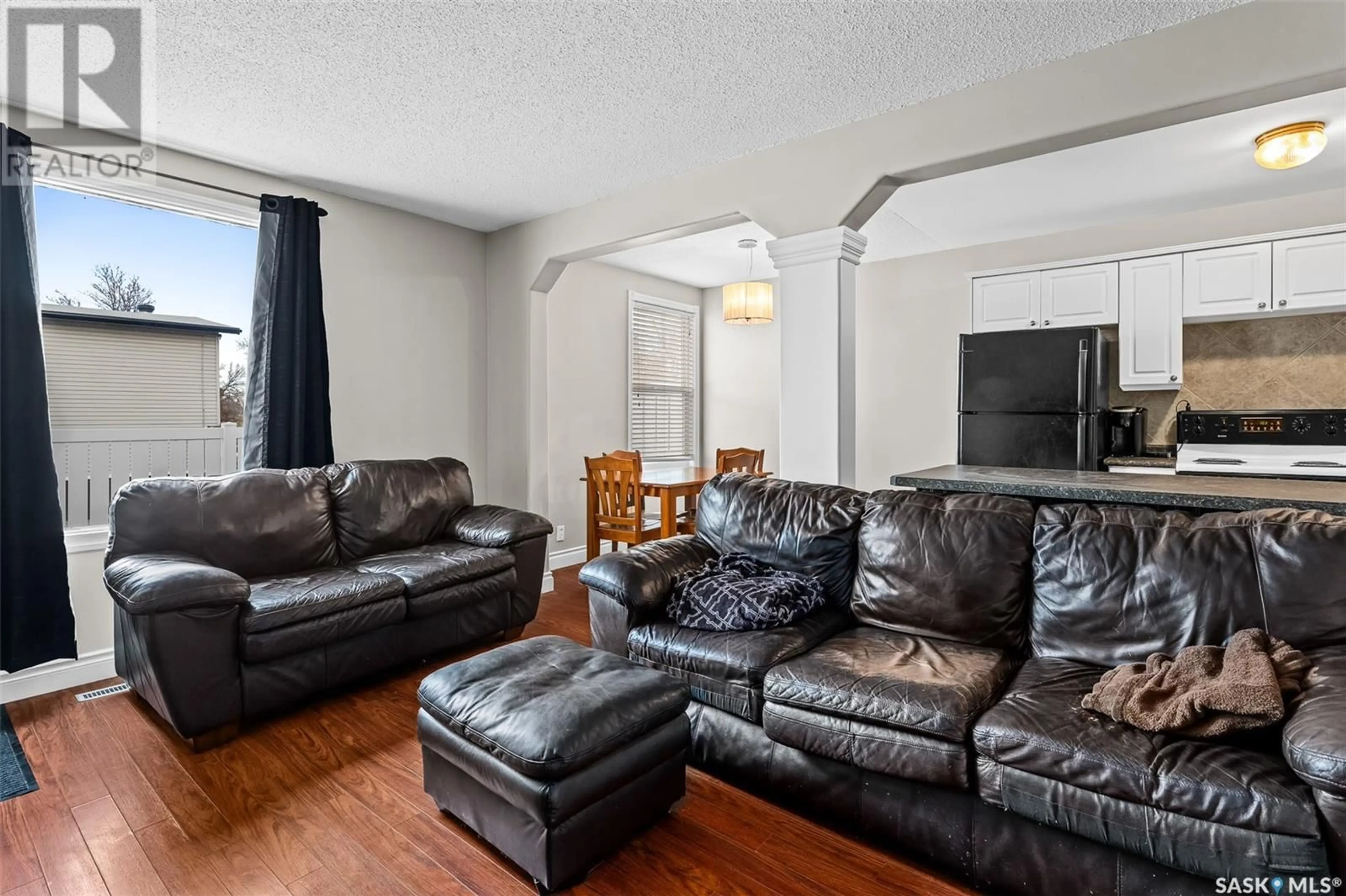 Living room, wood floors for 6 1292 D Gordon ROAD, Moose Jaw Saskatchewan S6H3E5