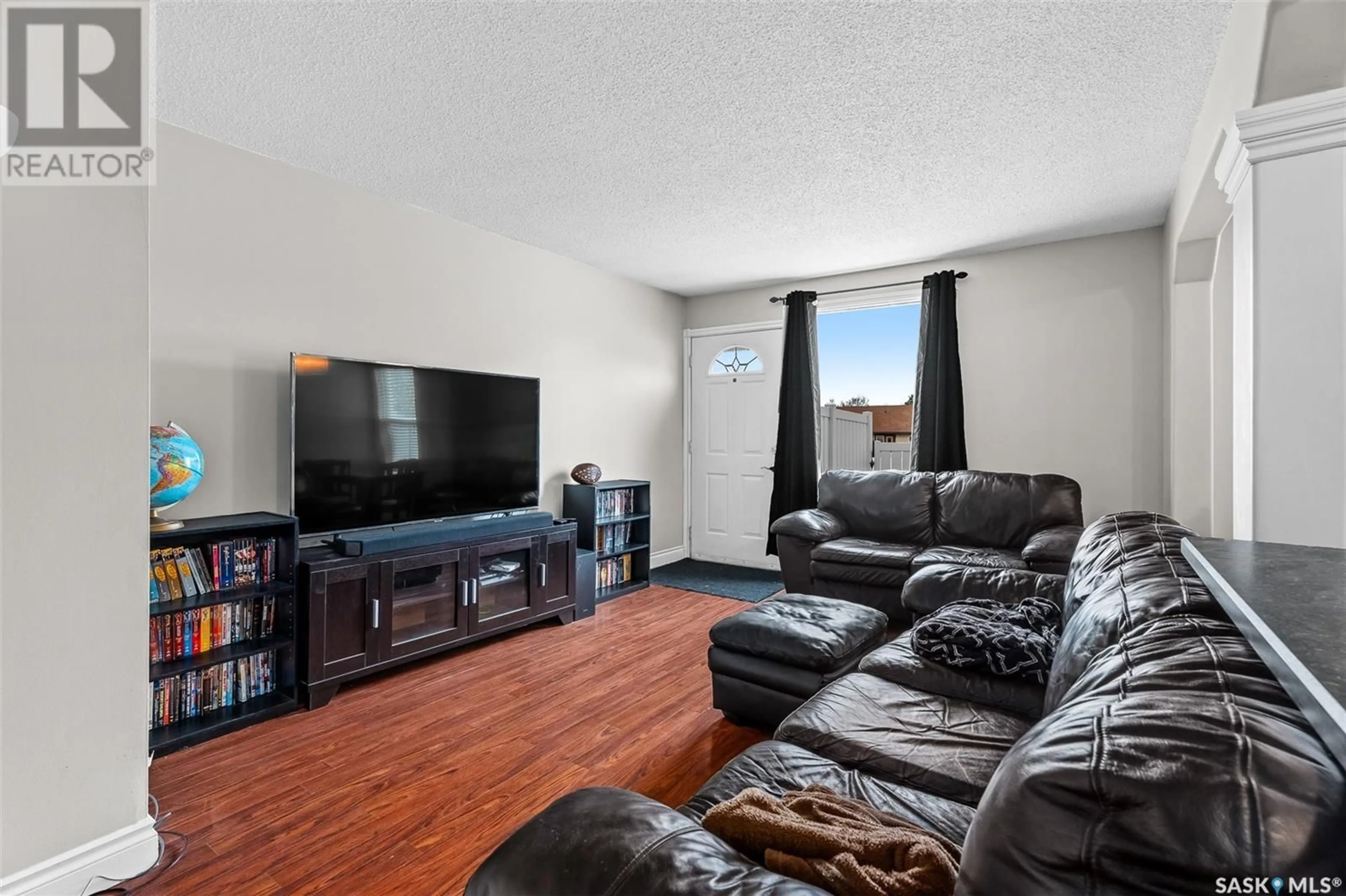 Living room, wood floors for 6 1292 D Gordon ROAD, Moose Jaw Saskatchewan S6H3E5