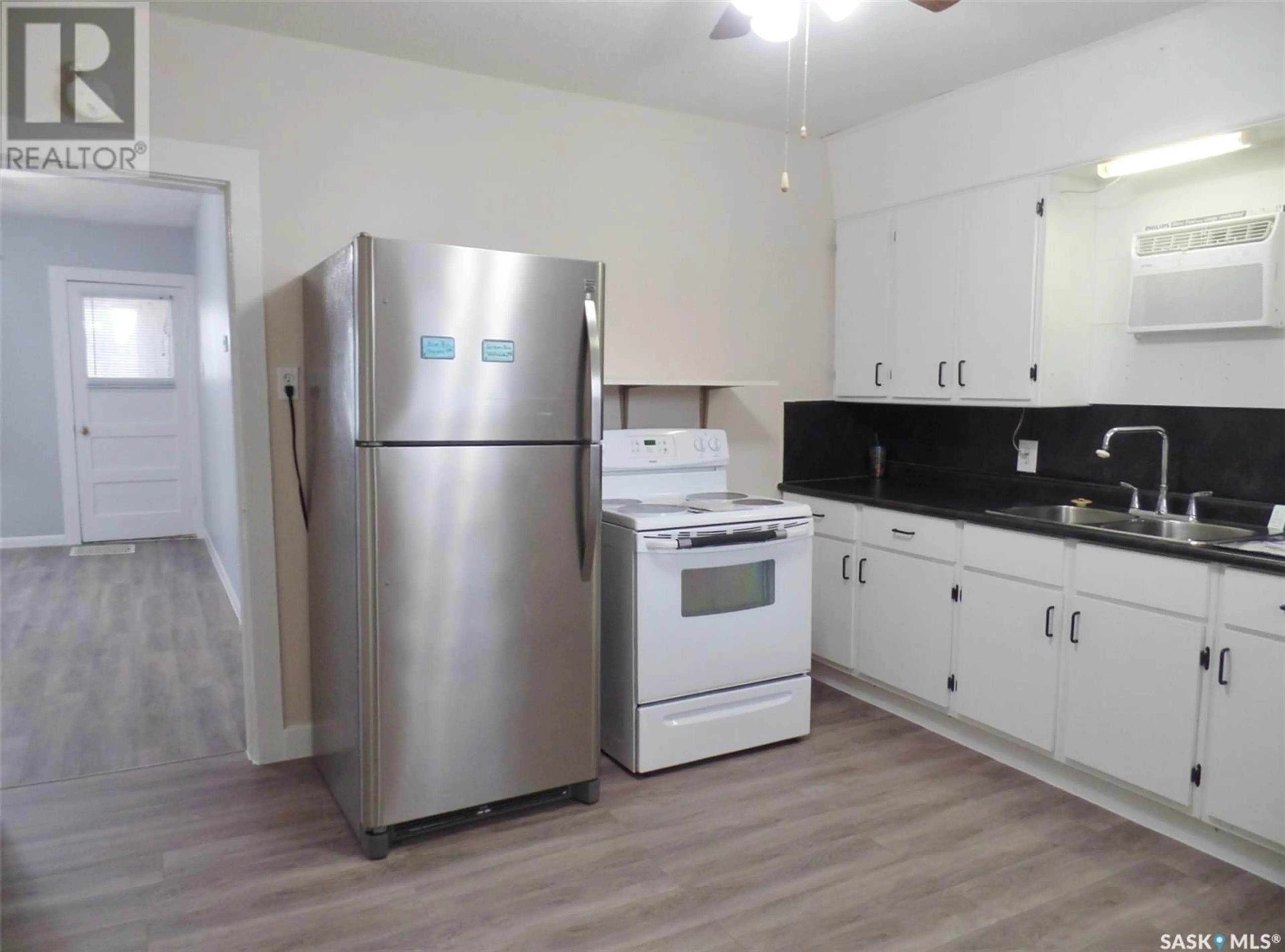 Standard kitchen, wood floors, cottage for 953 Iroquois STREET W, Moose Jaw Saskatchewan S6H3J7