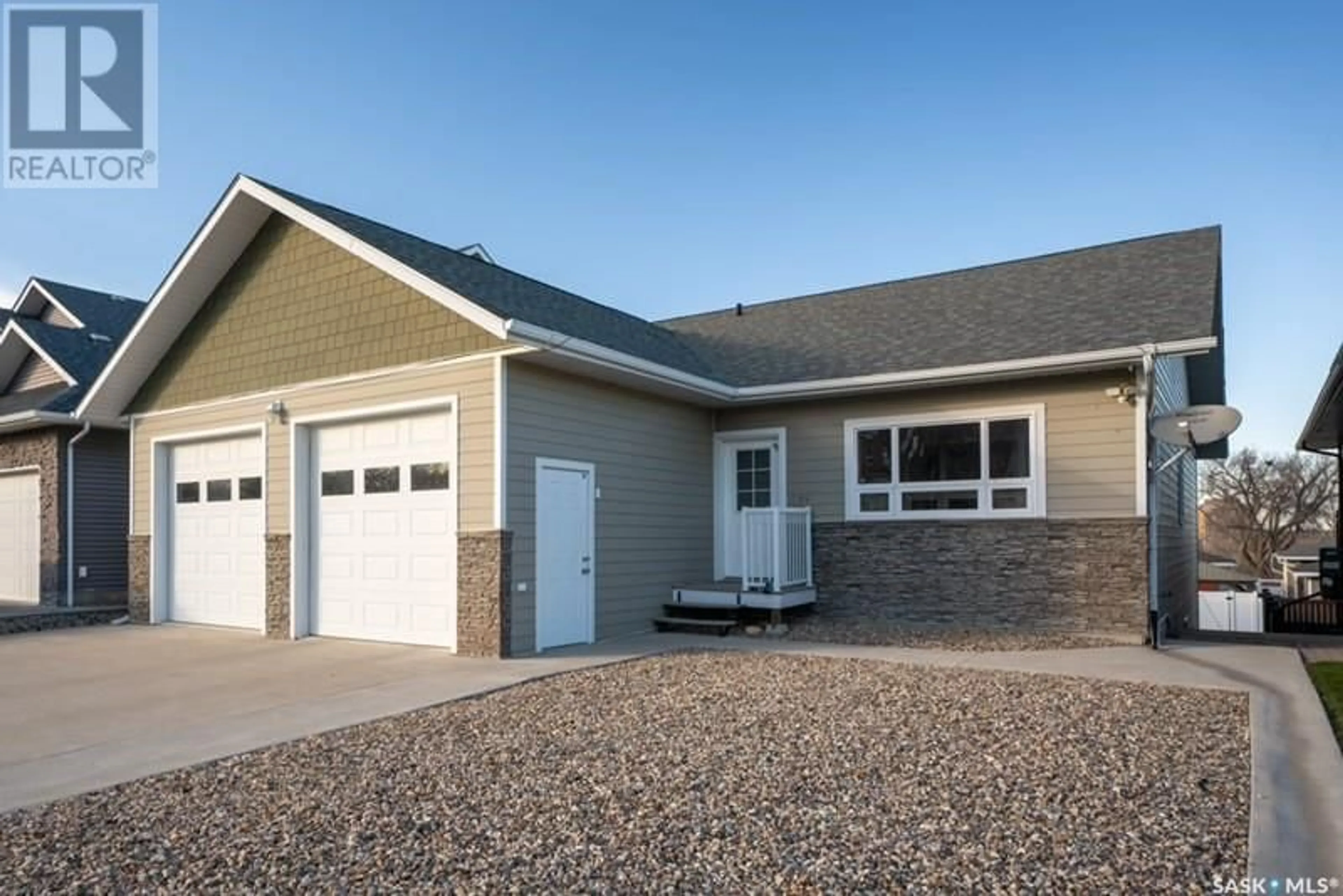 Home with vinyl exterior material for 214 Iroquois STREET E, Moose Jaw Saskatchewan S6H4T3