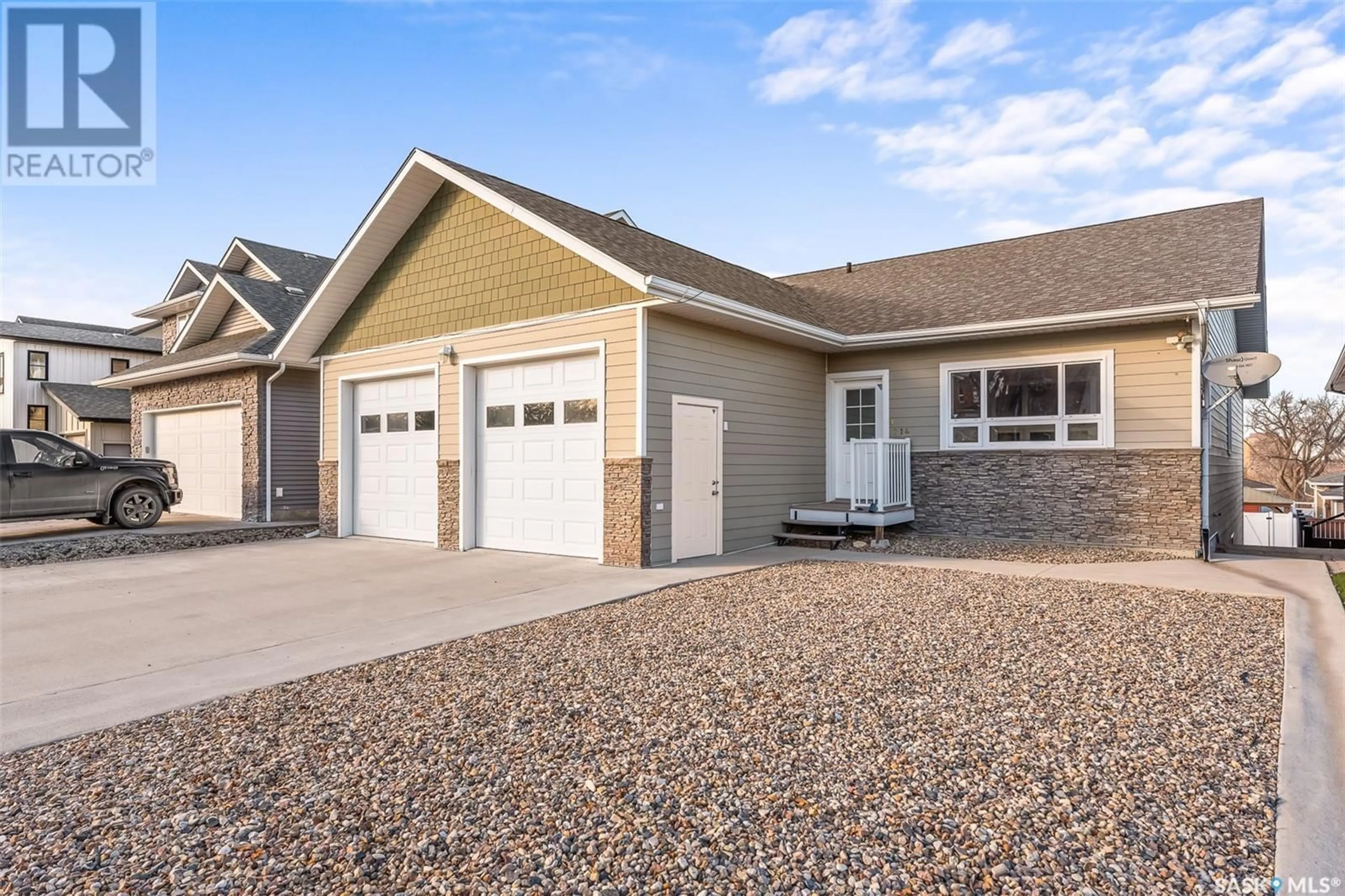 Home with vinyl exterior material for 214 Iroquois STREET E, Moose Jaw Saskatchewan S6H4T3