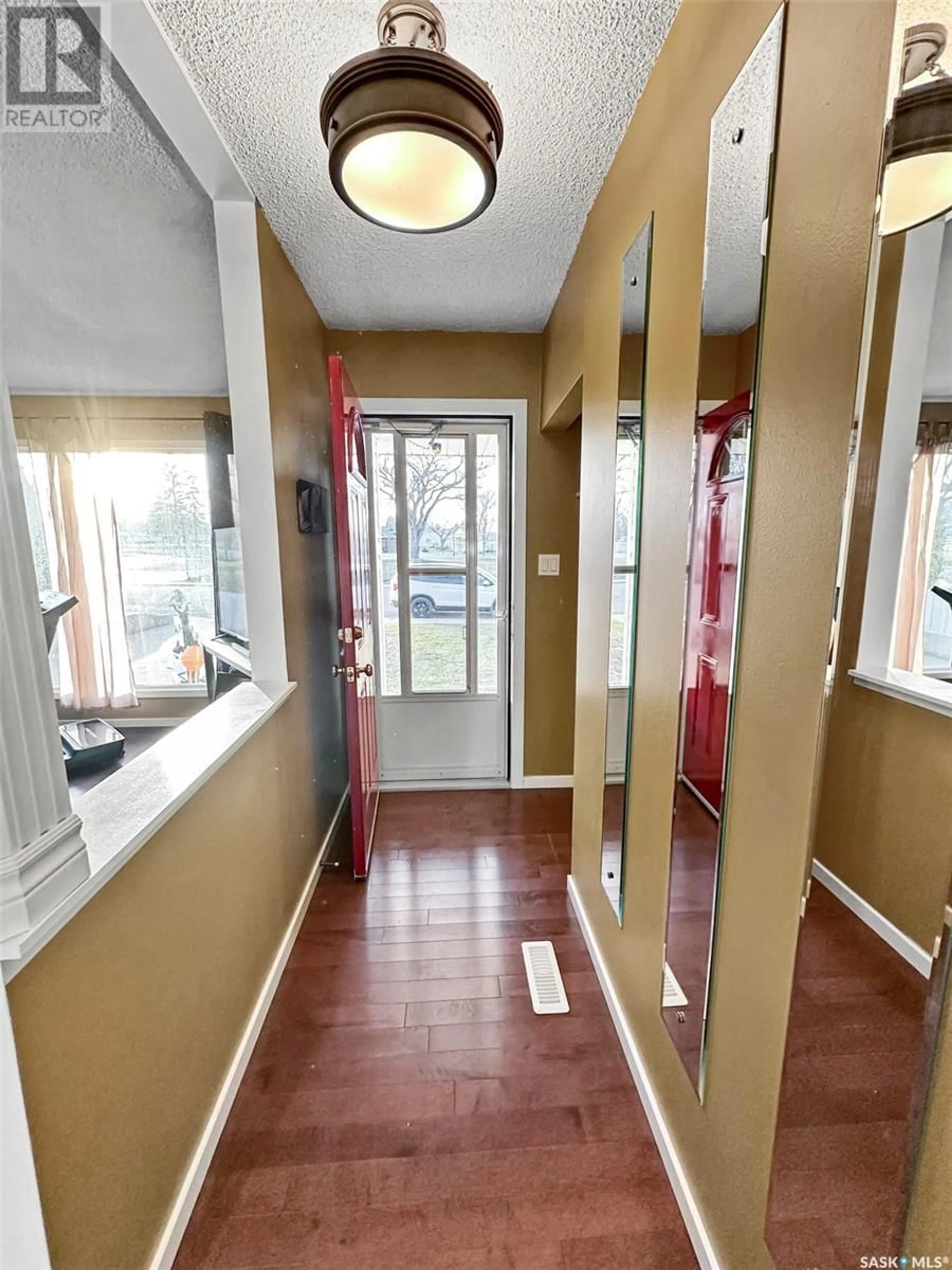 Indoor entryway, wood floors for 417 Central AVENUE S, Swift Current Saskatchewan S9H3G5