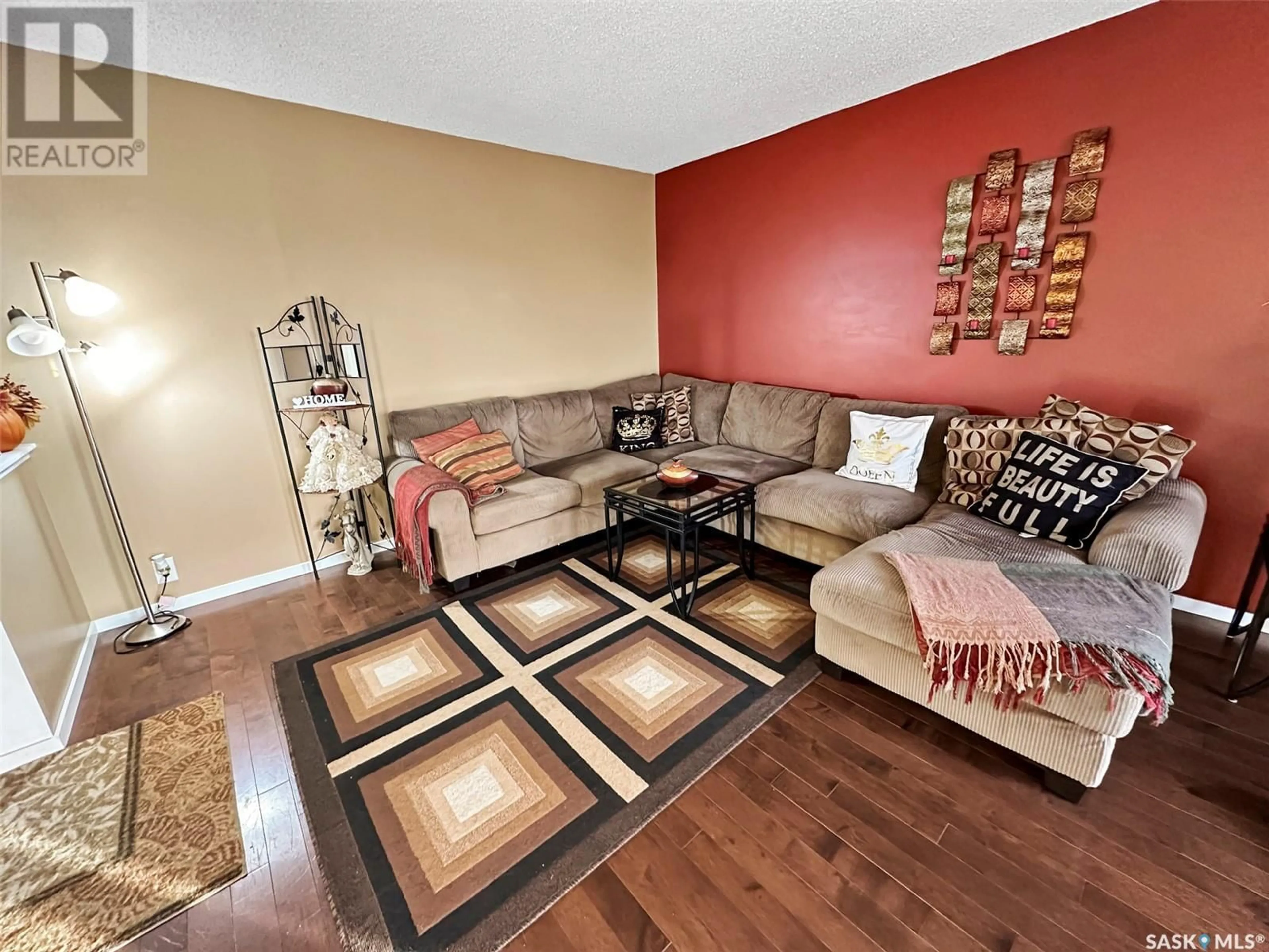 Living room, wood floors for 417 Central AVENUE S, Swift Current Saskatchewan S9H3G5