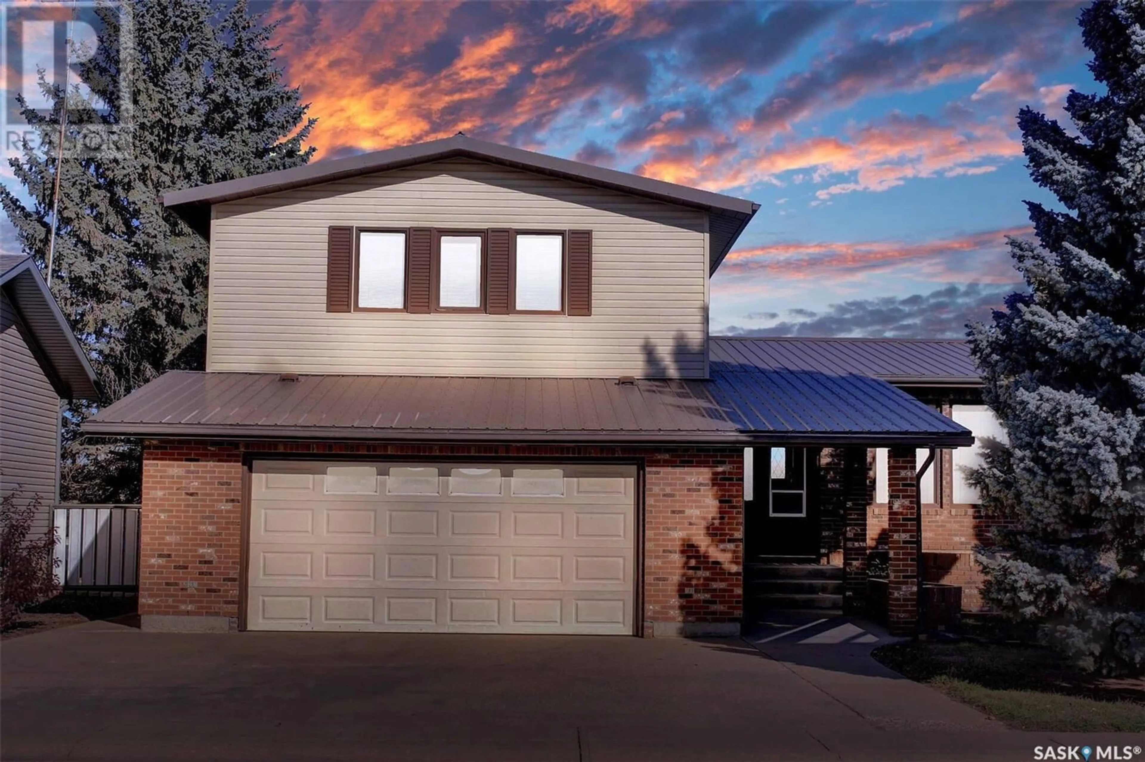 Home with vinyl exterior material, street for 25 MORIN CRESCENT, Gravelbourg Saskatchewan S0H1X0