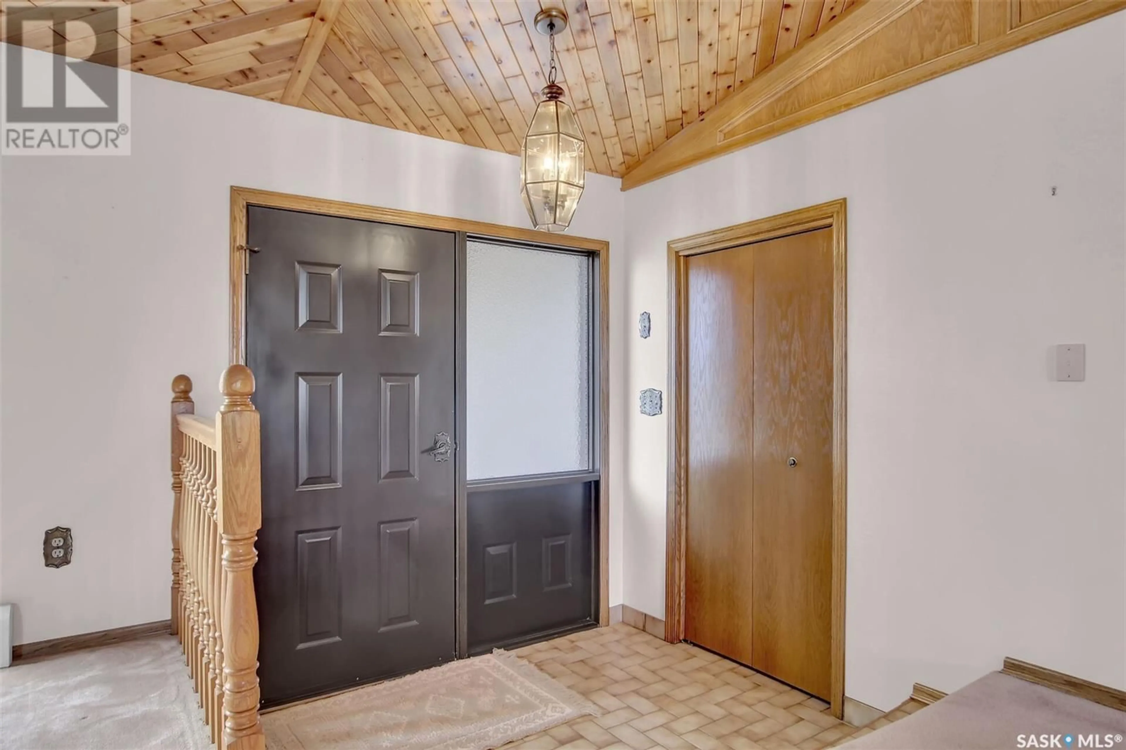 Indoor entryway for 25 MORIN CRESCENT, Gravelbourg Saskatchewan S0H1X0