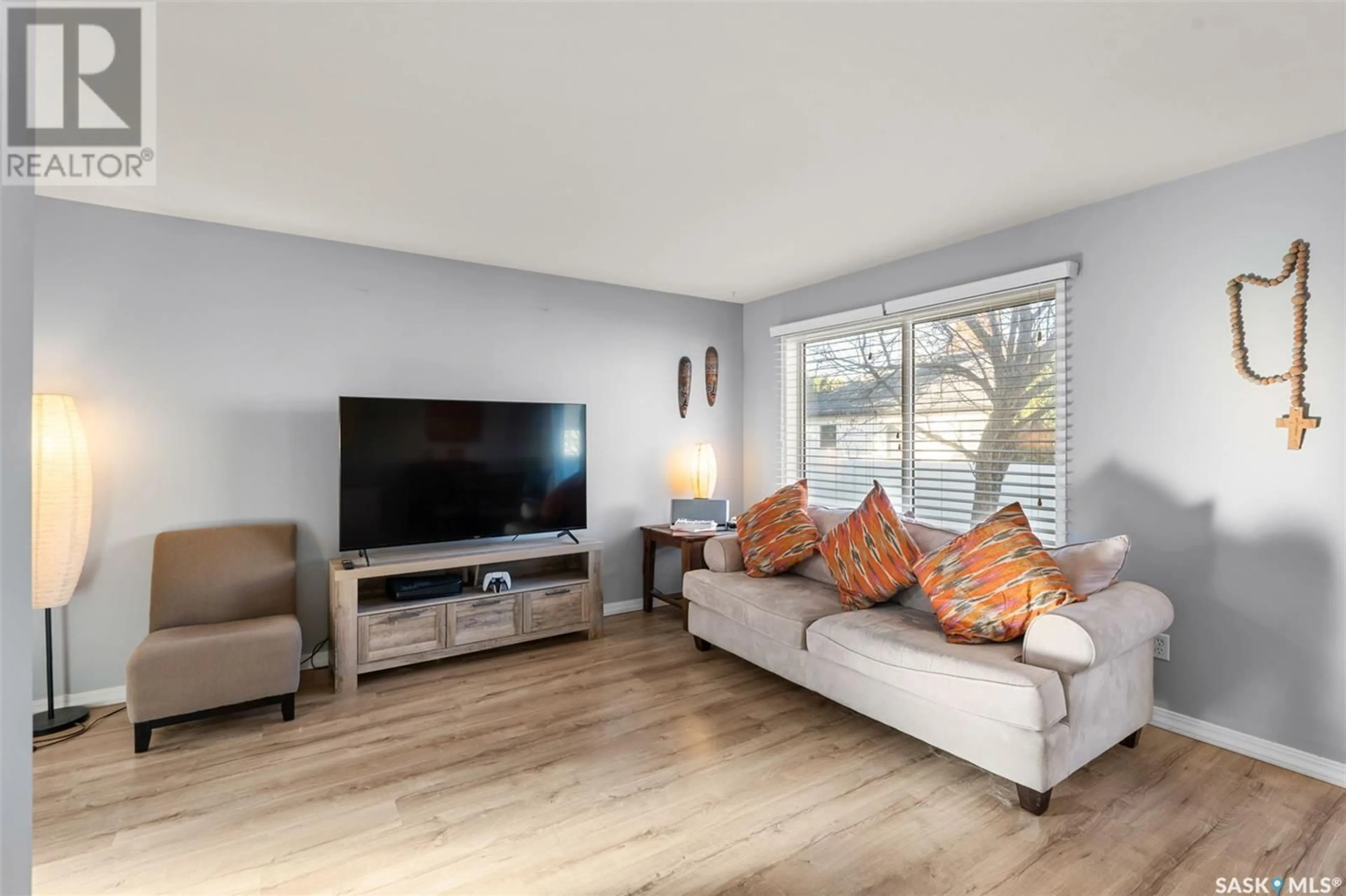 Living room, wood floors for 120 515 McWillie AVENUE, Saskatoon Saskatchewan S7S1K8