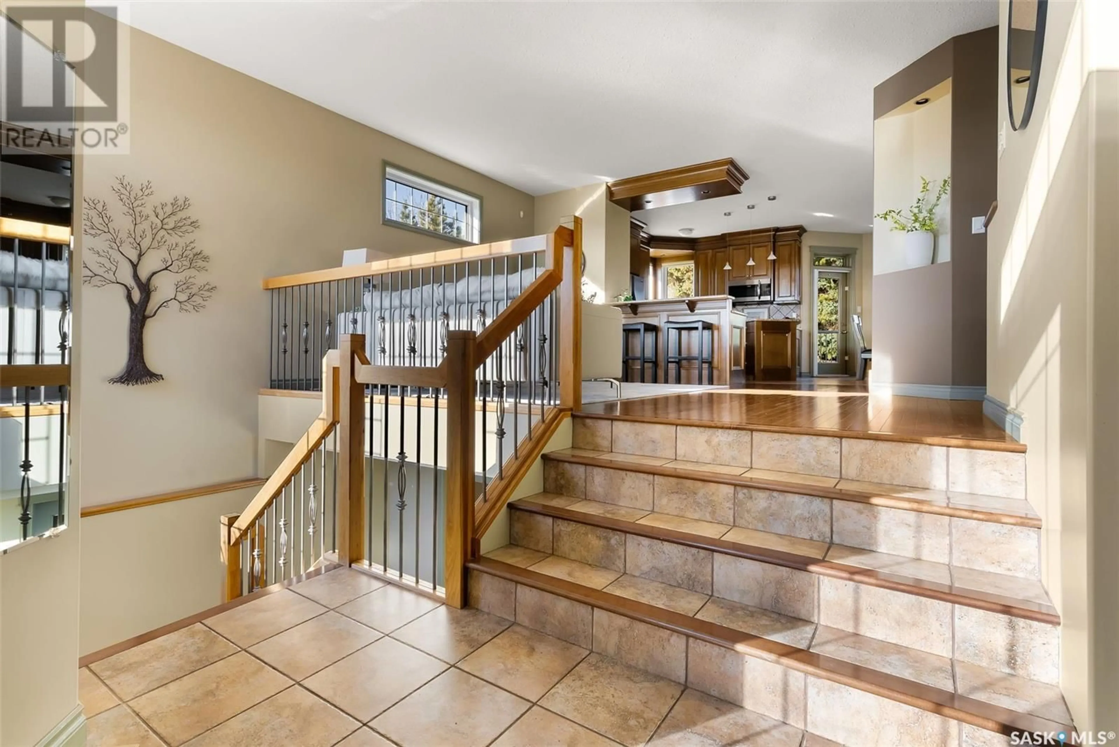 Indoor foyer, wood floors for 1902 Laurier CRESCENT E, Regina Saskatchewan S4V0N8