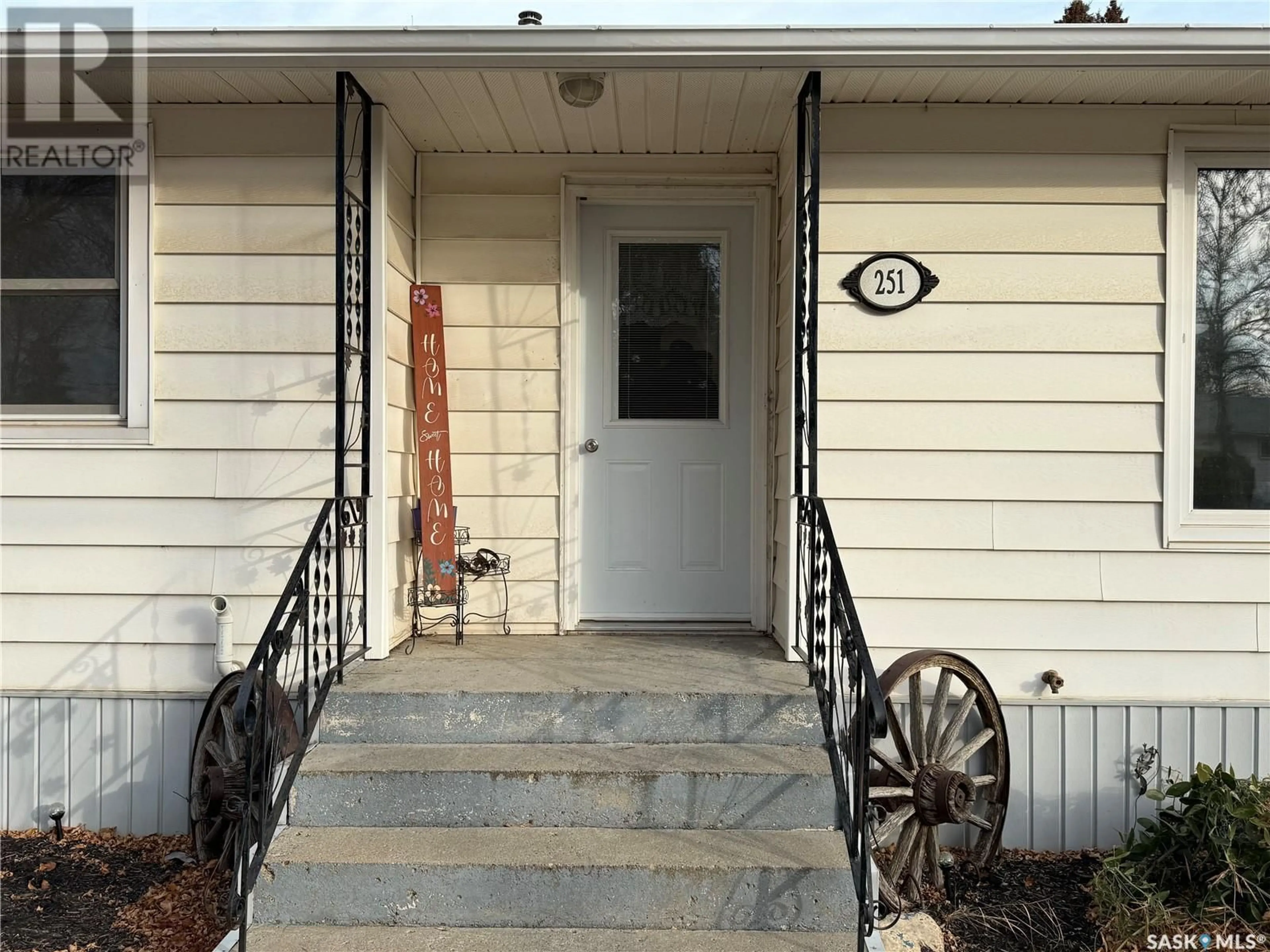 Indoor entryway, unknown floor for 251 Fifth AVENUE N, Yorkton Saskatchewan S3N0Z7