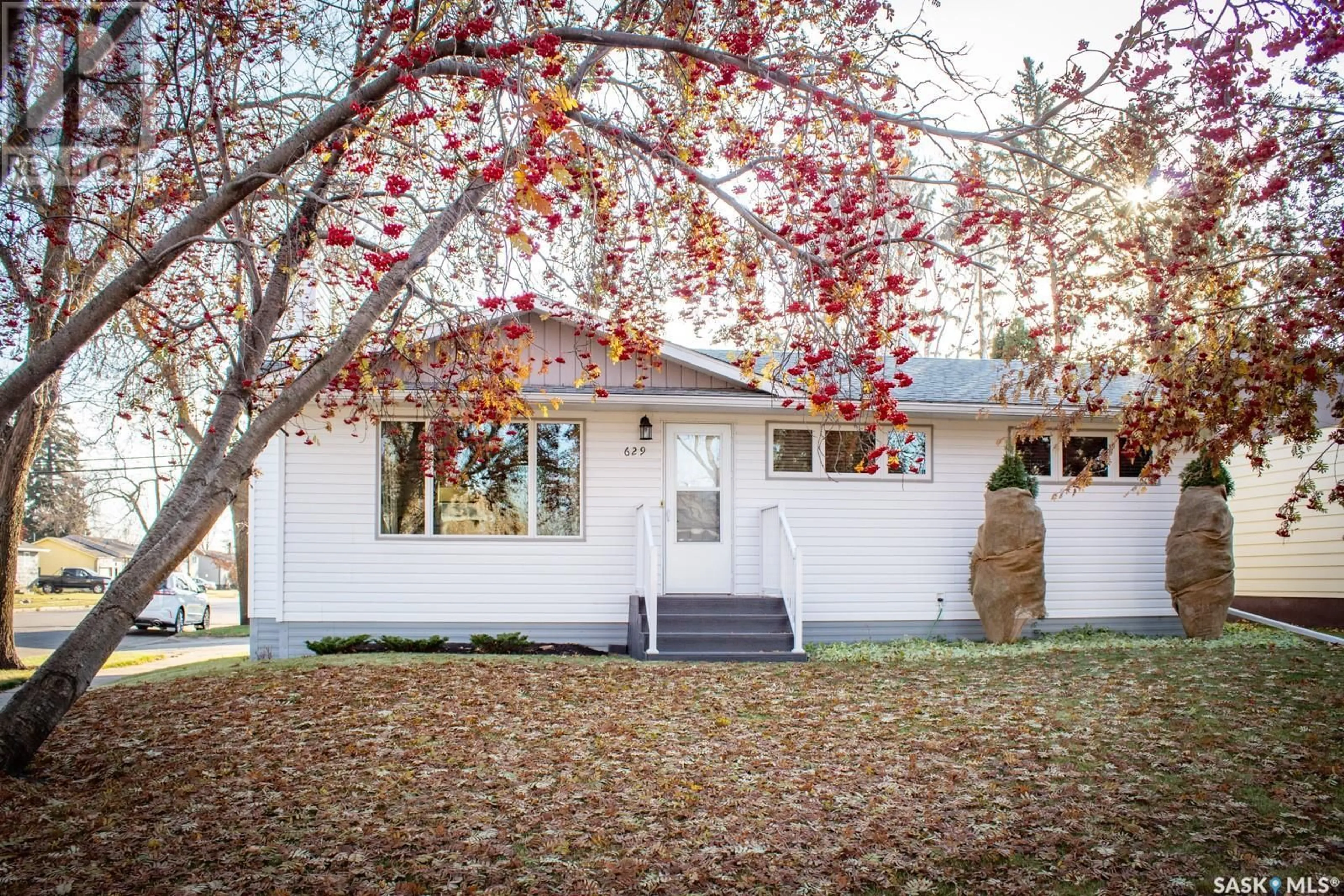 Home with vinyl exterior material for 629 Crawford AVENUE E, Melfort Saskatchewan S0E1A0