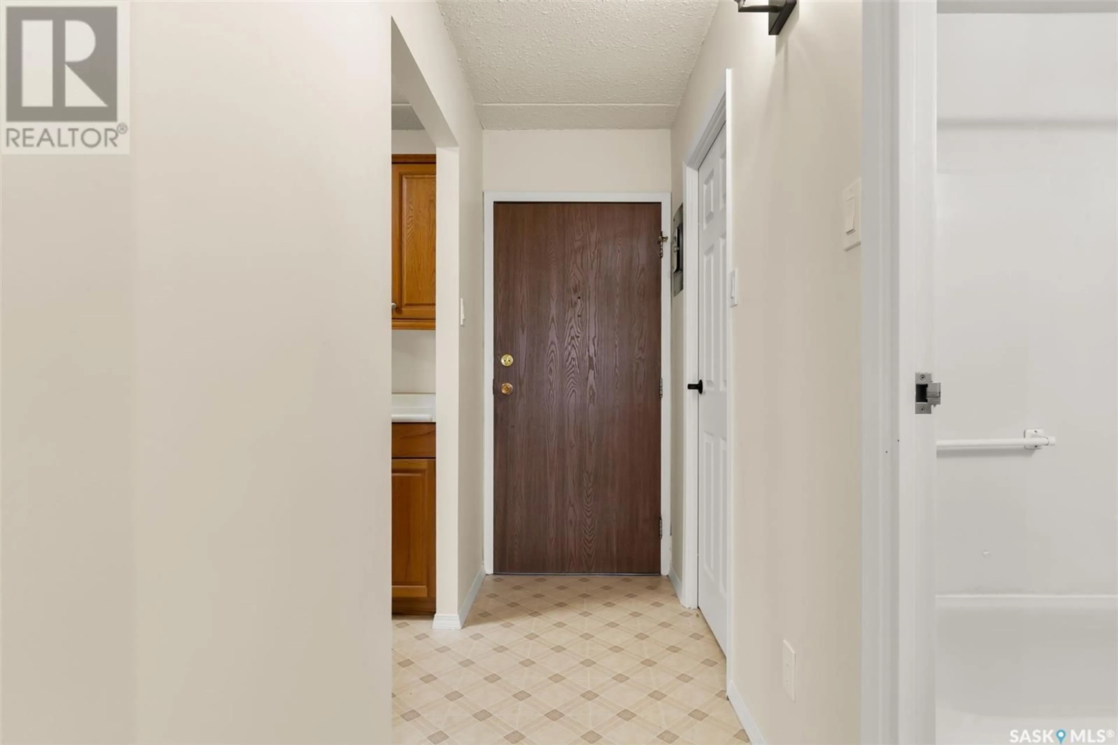 Indoor entryway, wood floors for 613 4045 RAE STREET, Regina Saskatchewan S4S6Y8