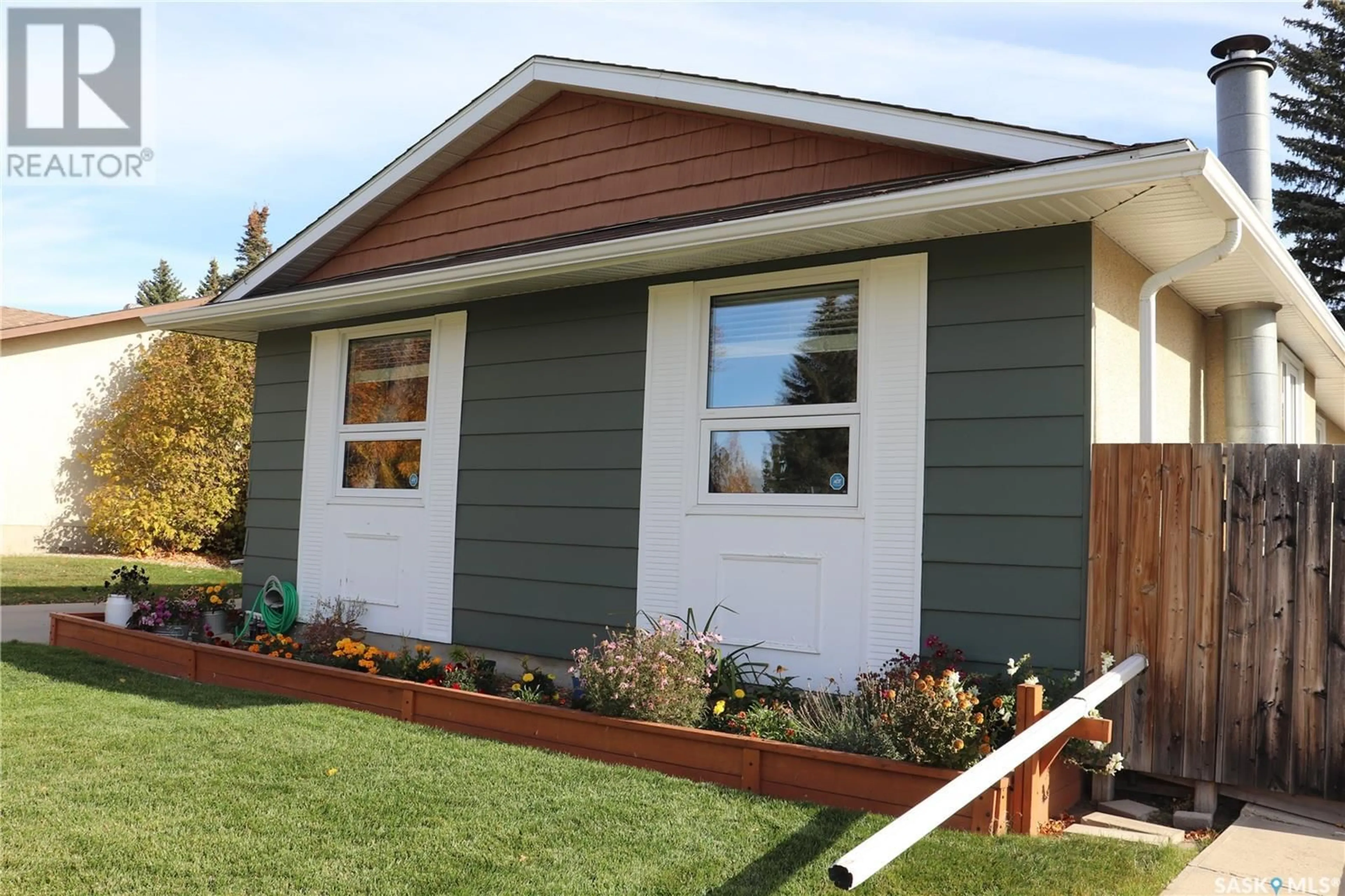 Home with vinyl exterior material for 114 Nahanni DRIVE, Saskatoon Saskatchewan S7K3Z8