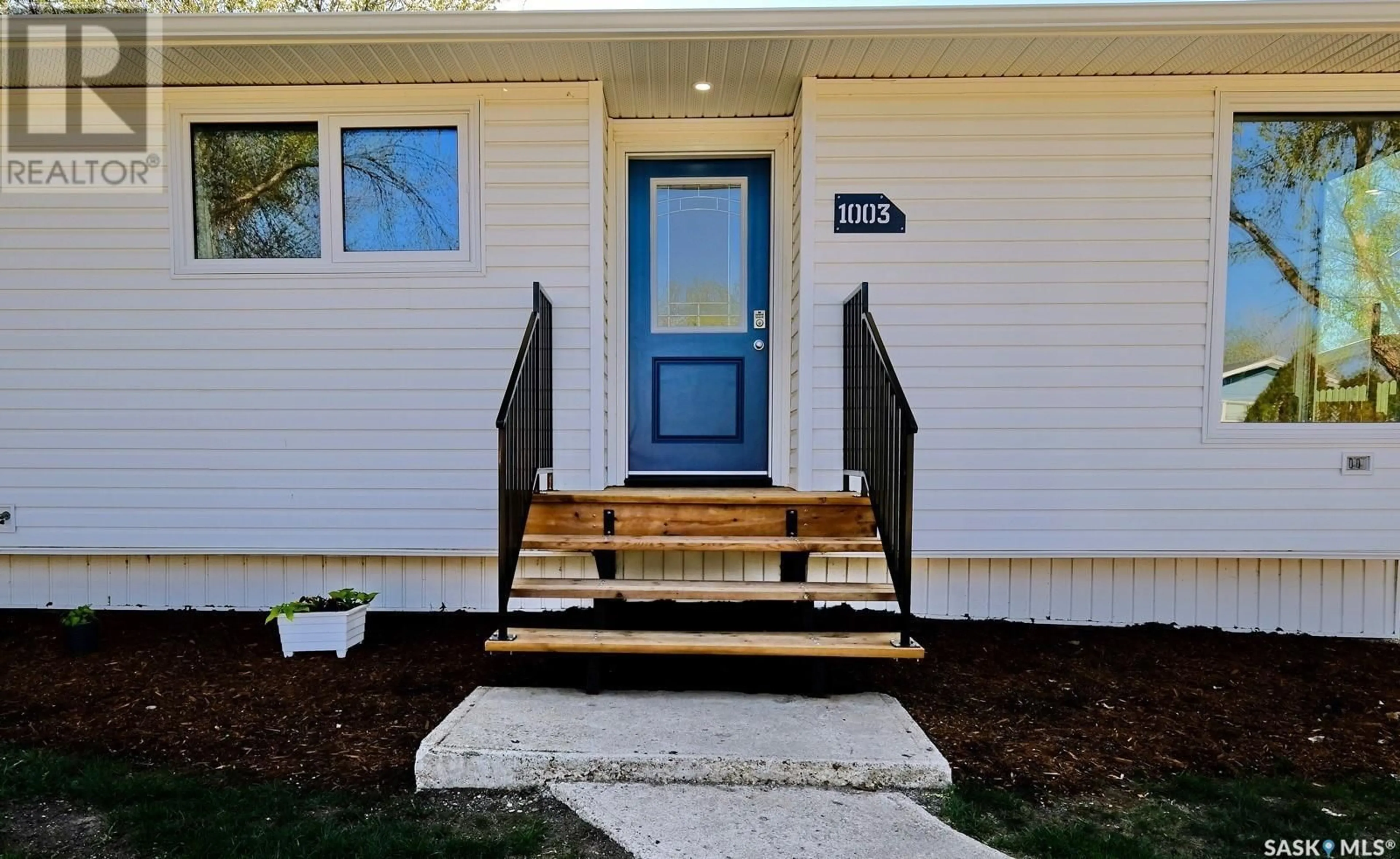 Indoor entryway, wood floors for 1003 Thrasher STREET, Rosetown Saskatchewan S0L2V0