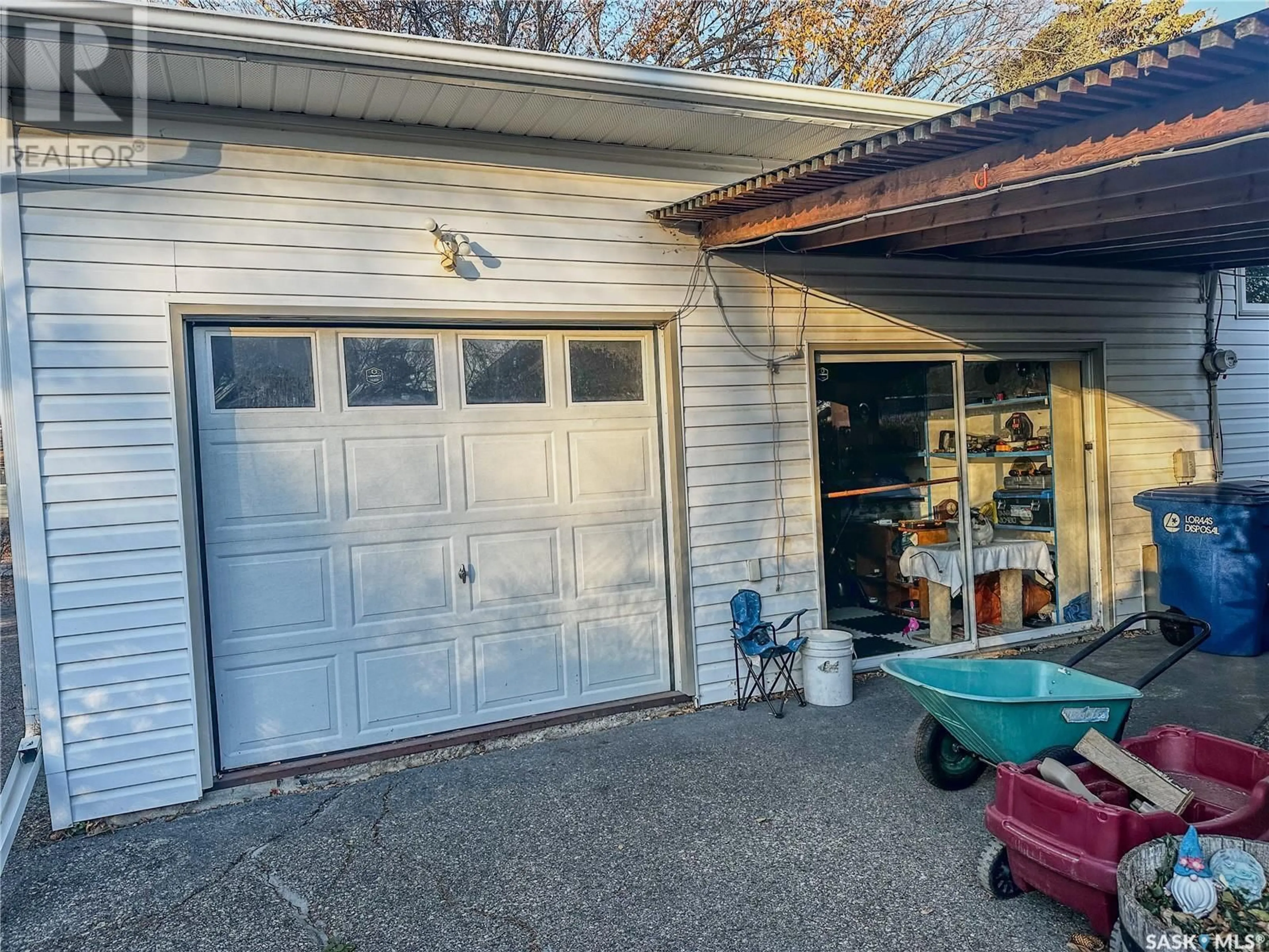 Indoor garage, cement floor for 1115 Asquith DRIVE, Esterhazy Saskatchewan S0A0X0