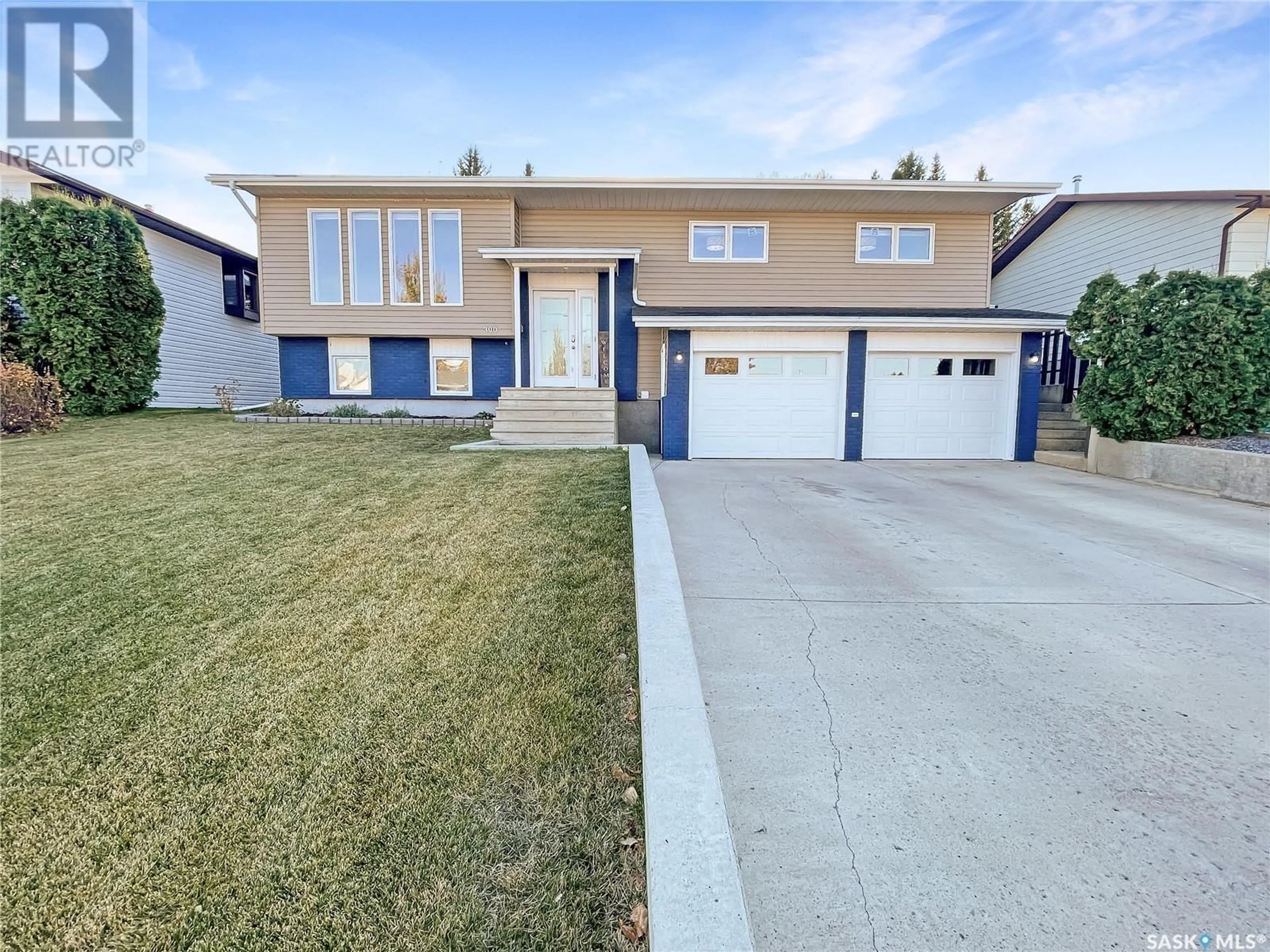 Frontside or backside of a home, the street view for 300 Aspen DRIVE, Swift Current Saskatchewan S9H4T1