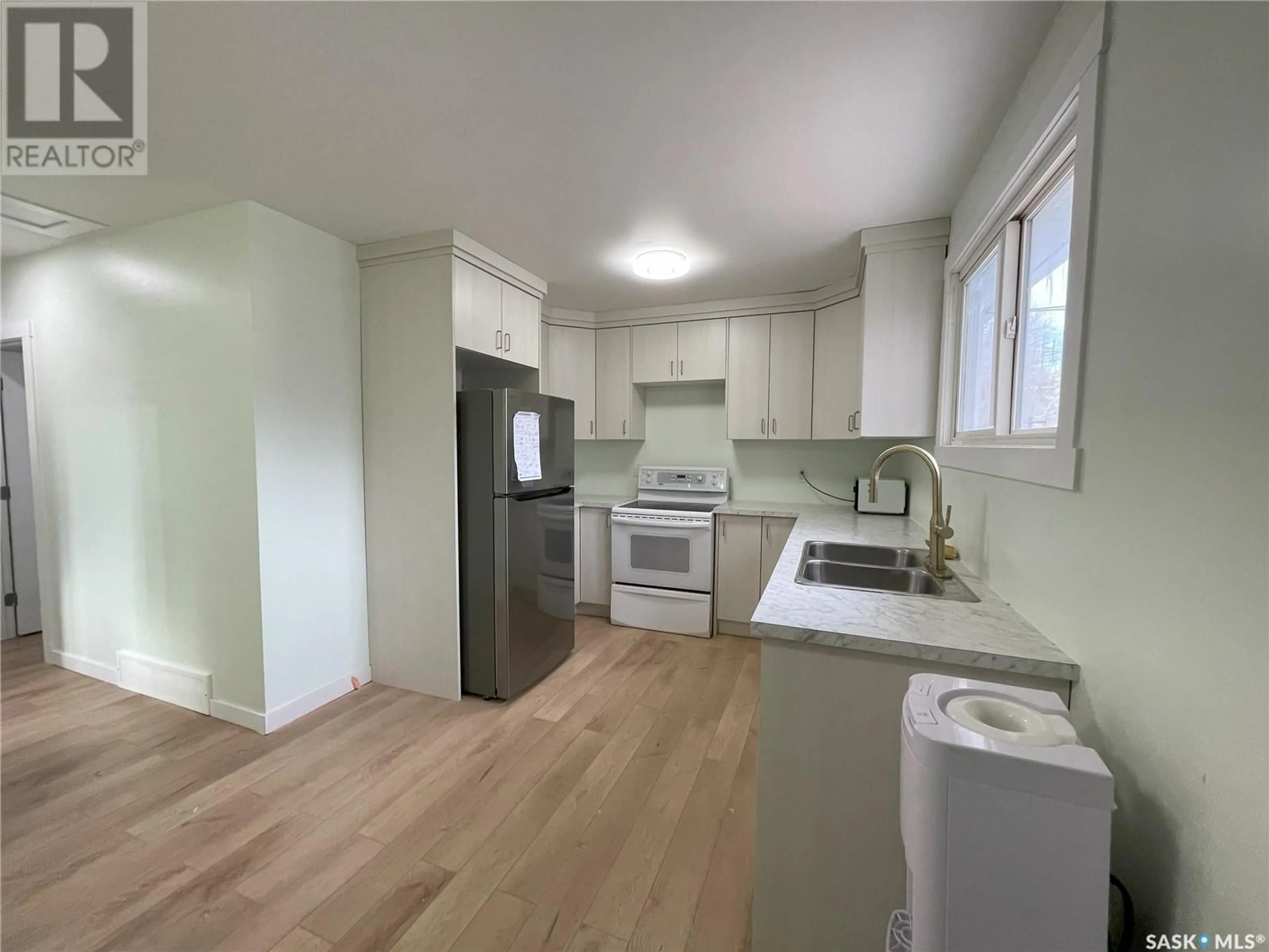 Standard kitchen, wood floors, cottage for 945 CAMERON STREET, Regina Saskatchewan S4T2S5