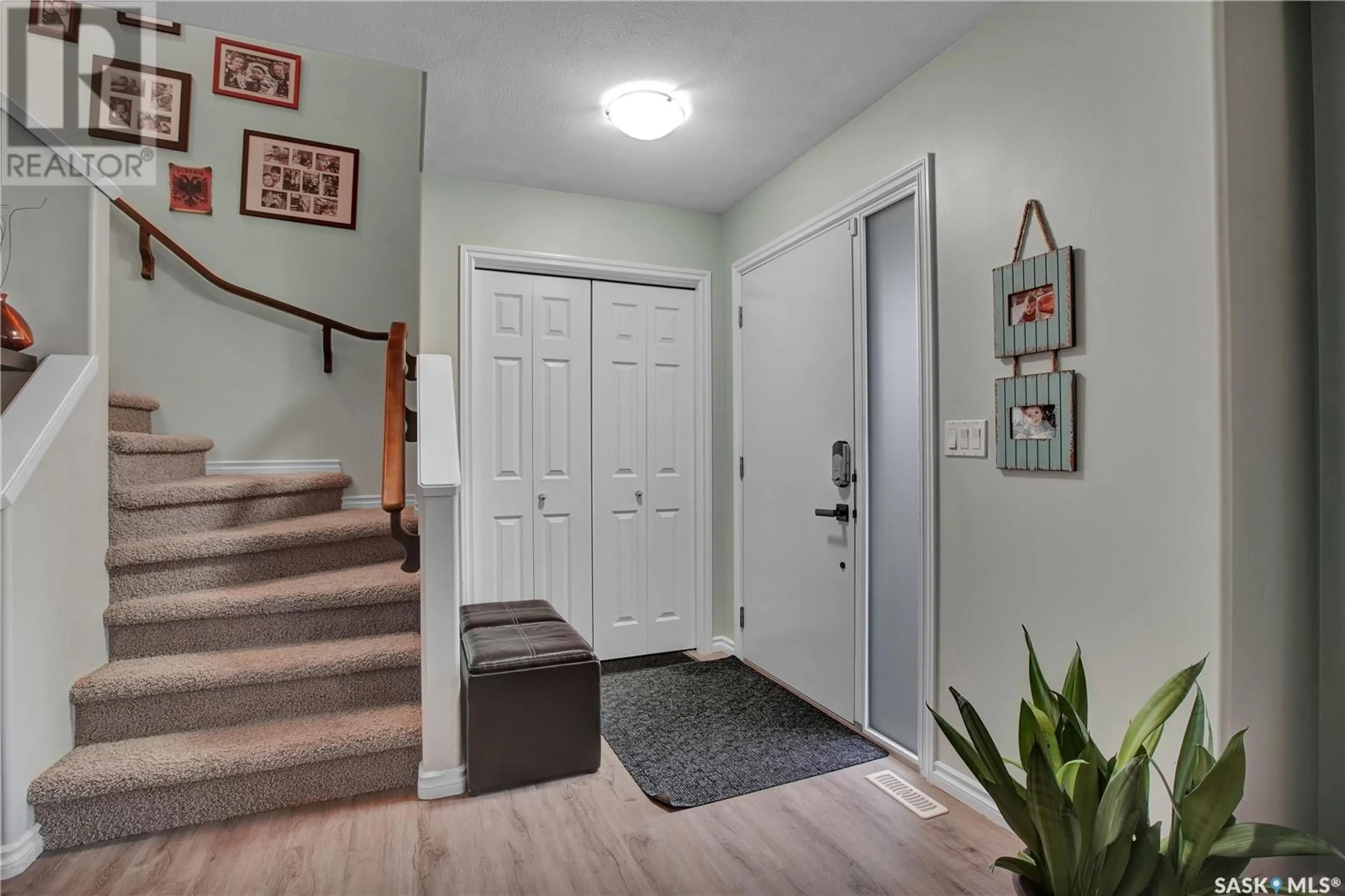 Indoor entryway, wood floors for 607 Coad CRESCENT, Saskatoon Saskatchewan S7R0A7