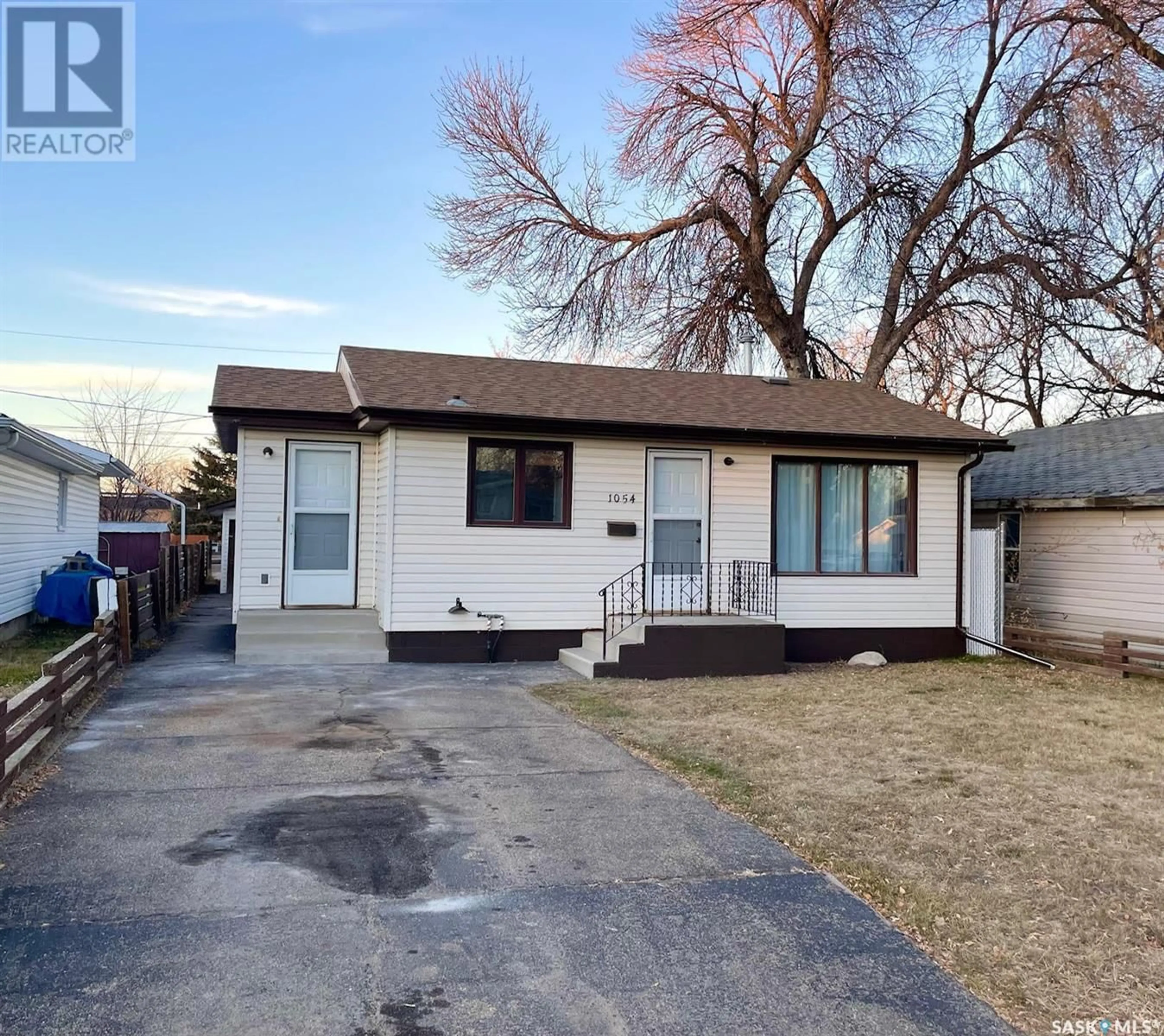 Frontside or backside of a home, the street view for 1054 Vaughan STREET W, Moose Jaw Saskatchewan S6H5P2