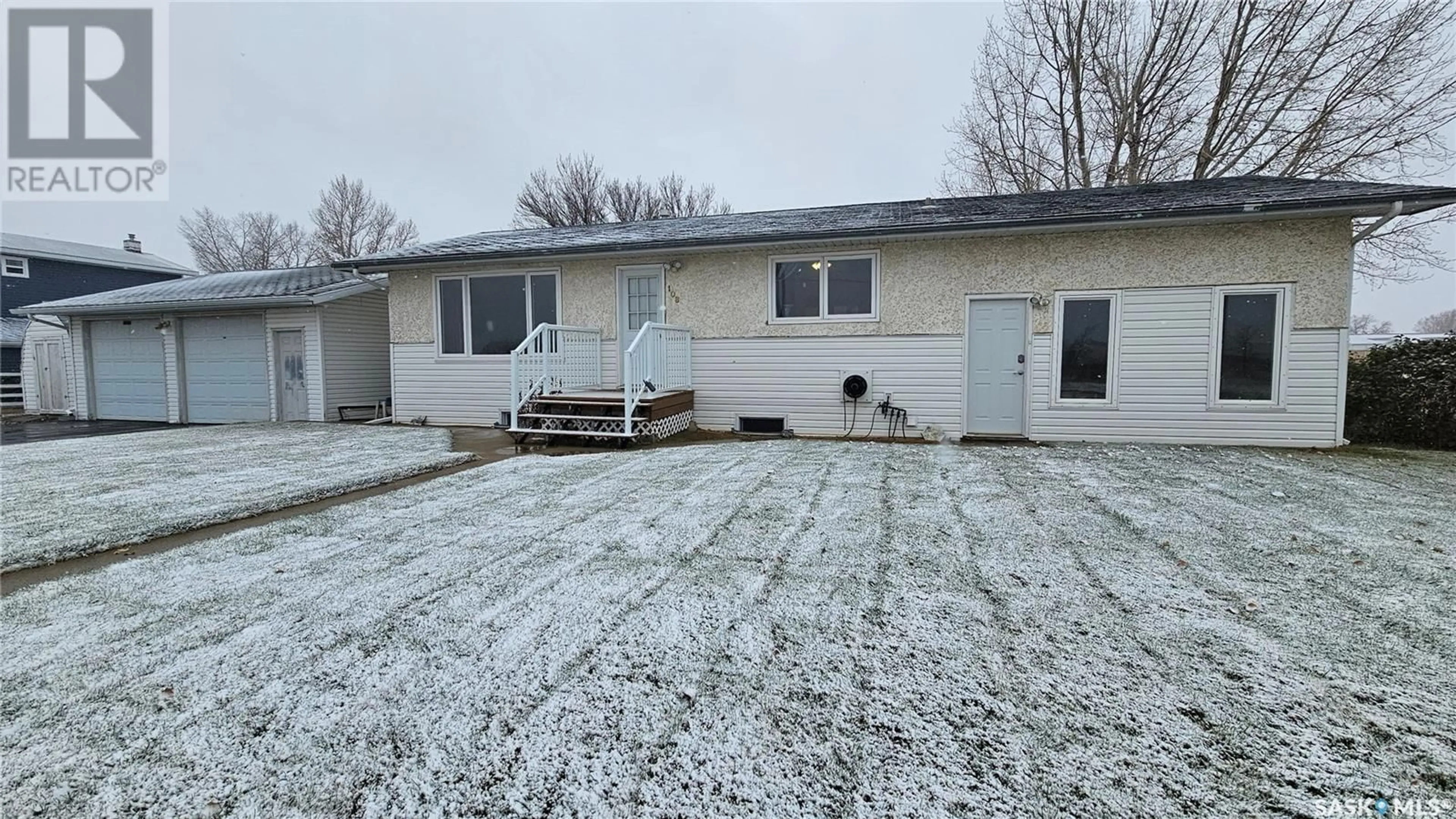 Frontside or backside of a home, cottage for 108 Railway AVENUE E, Waldeck Saskatchewan S0H4J0