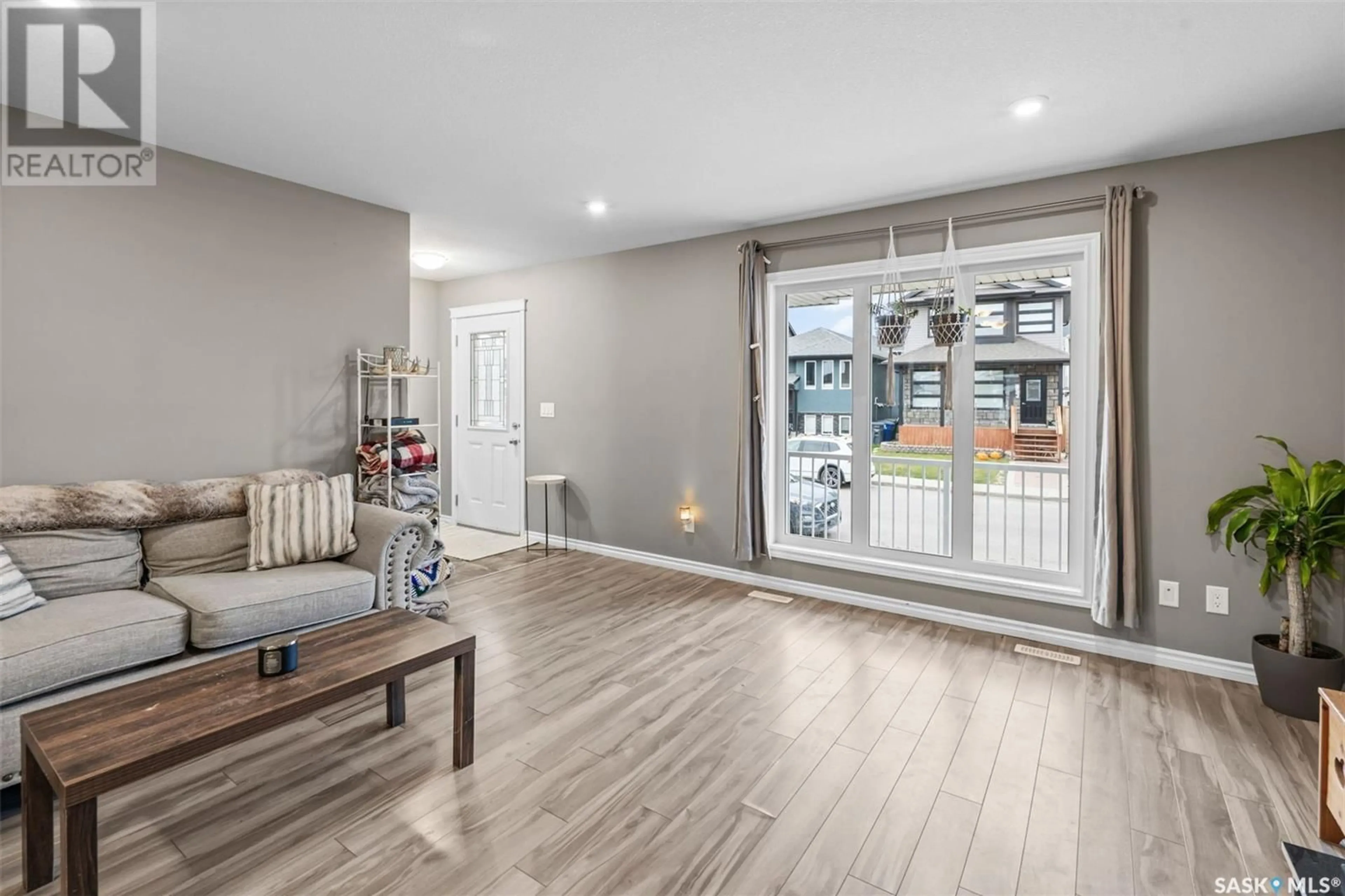 Indoor entryway, wood floors for 1058 Kloppenburg BEND, Saskatoon Saskatchewan S7W0P4