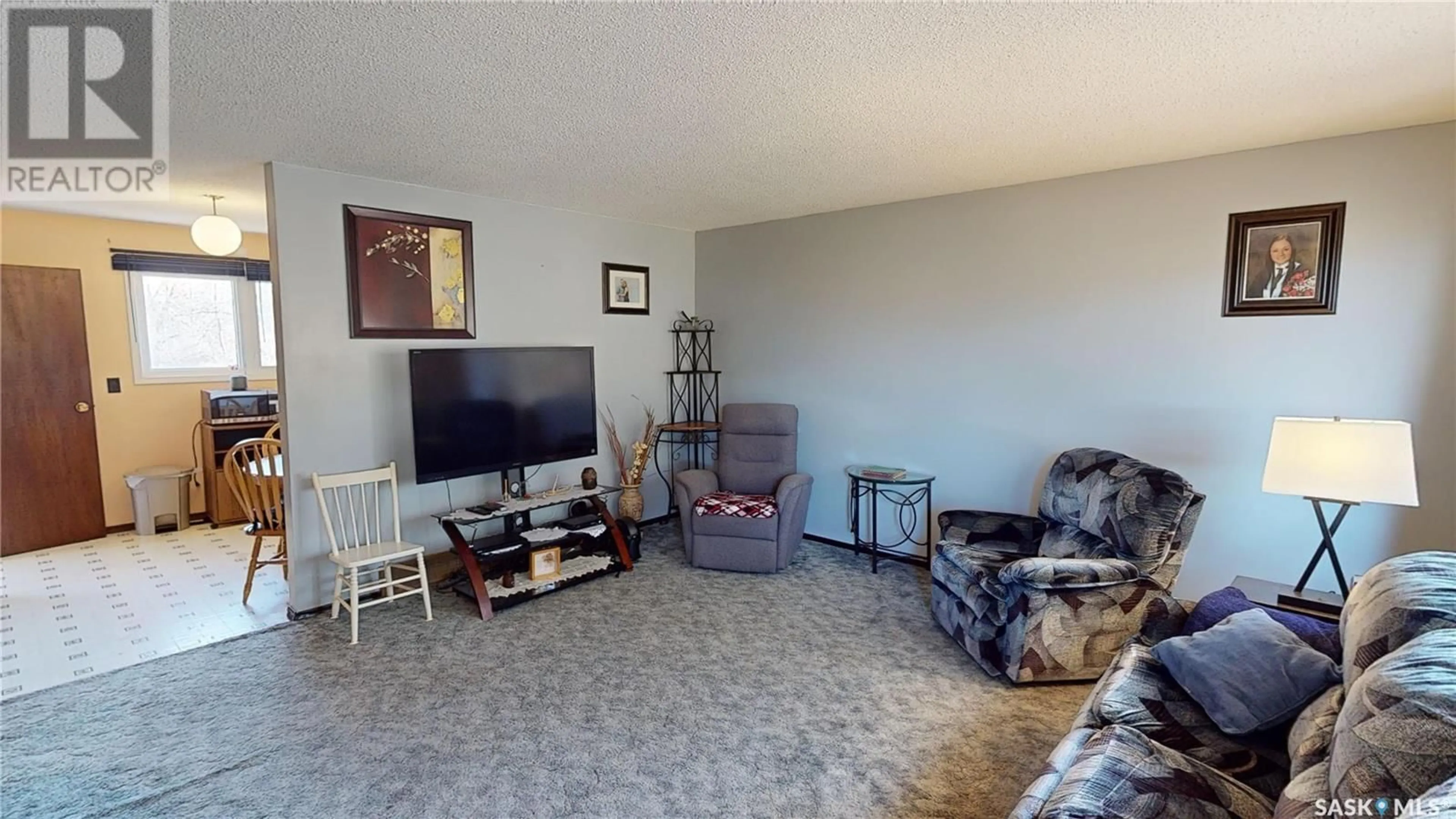 Living room, carpet floors for 809 Gregson STREET, Oxbow Saskatchewan S0C2B0