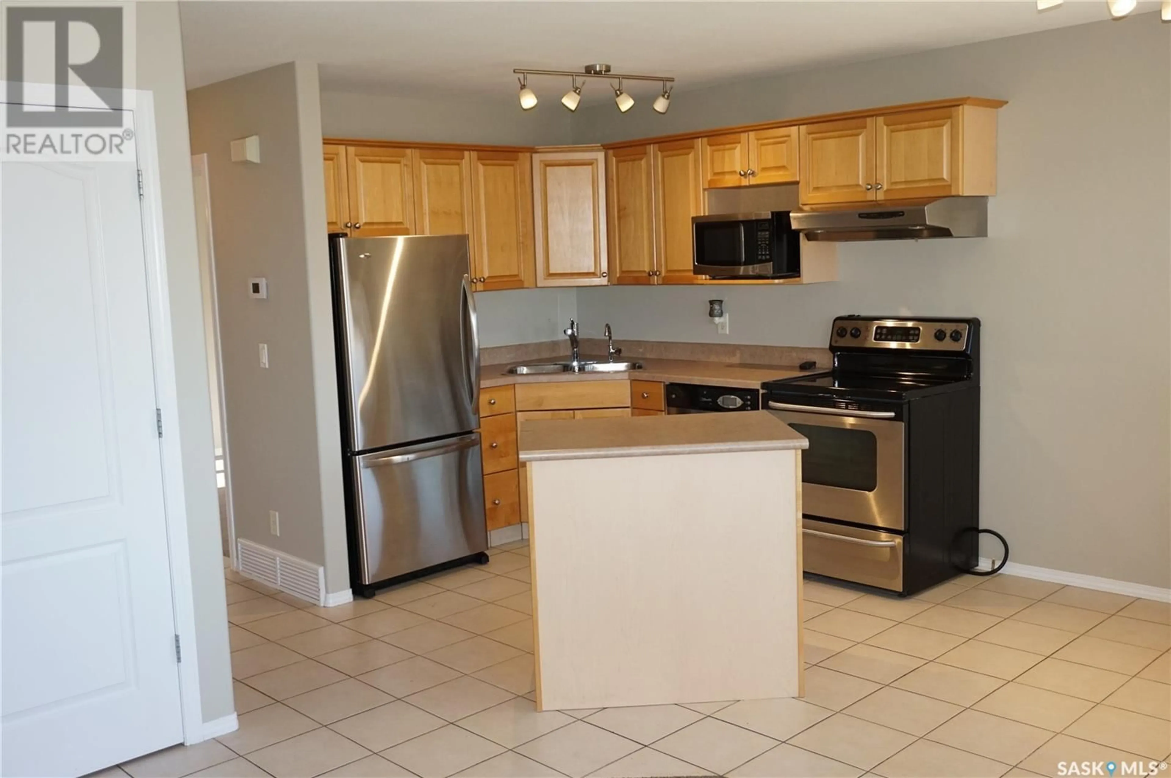 Standard kitchen, wood floors, cottage for 4034 Buckingham DRIVE E, Regina Saskatchewan S4V3A9