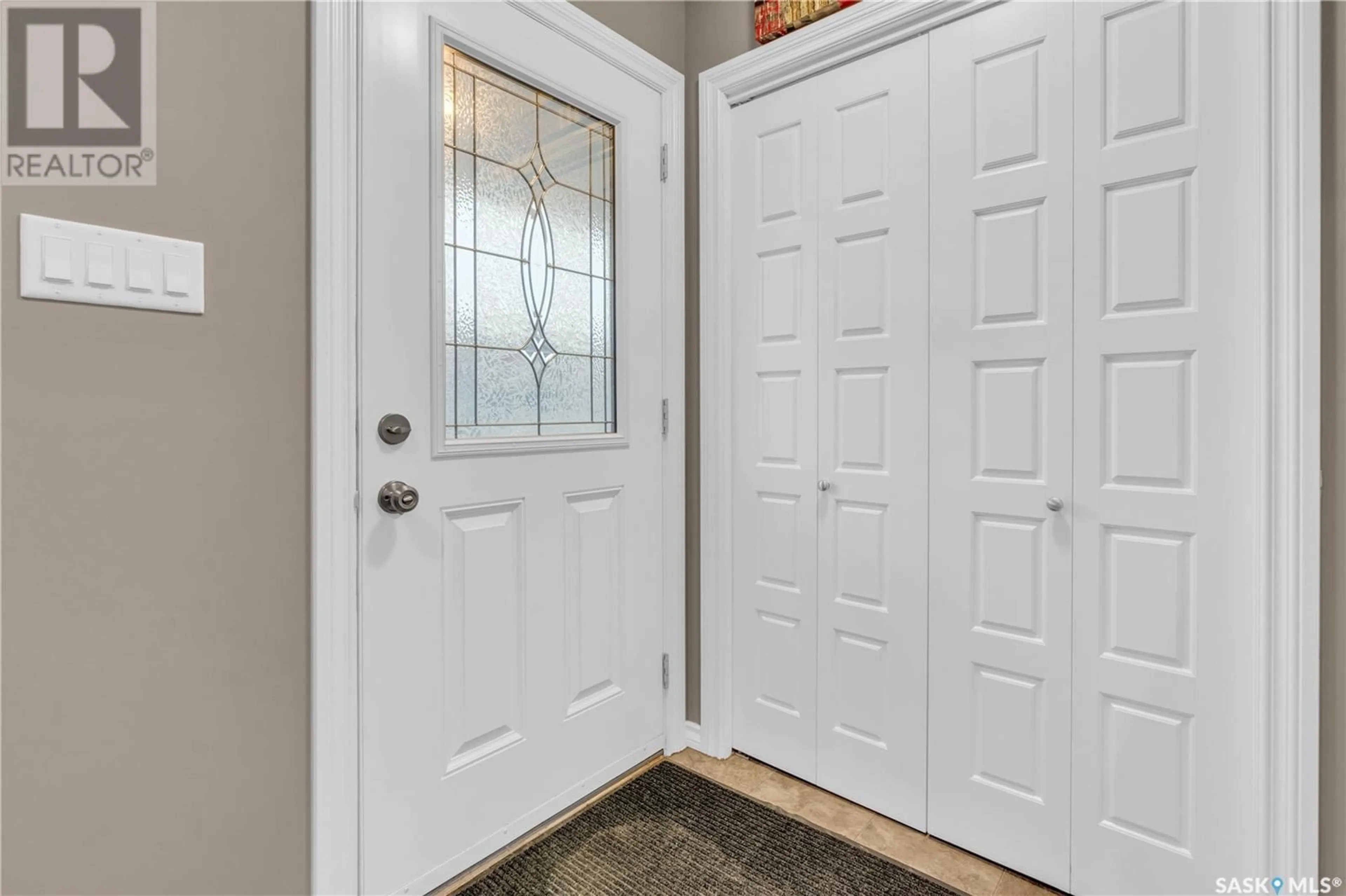 Indoor entryway, carpet floors for 5125 Jim Cairns BOULEVARD, Regina Saskatchewan S4W0G1