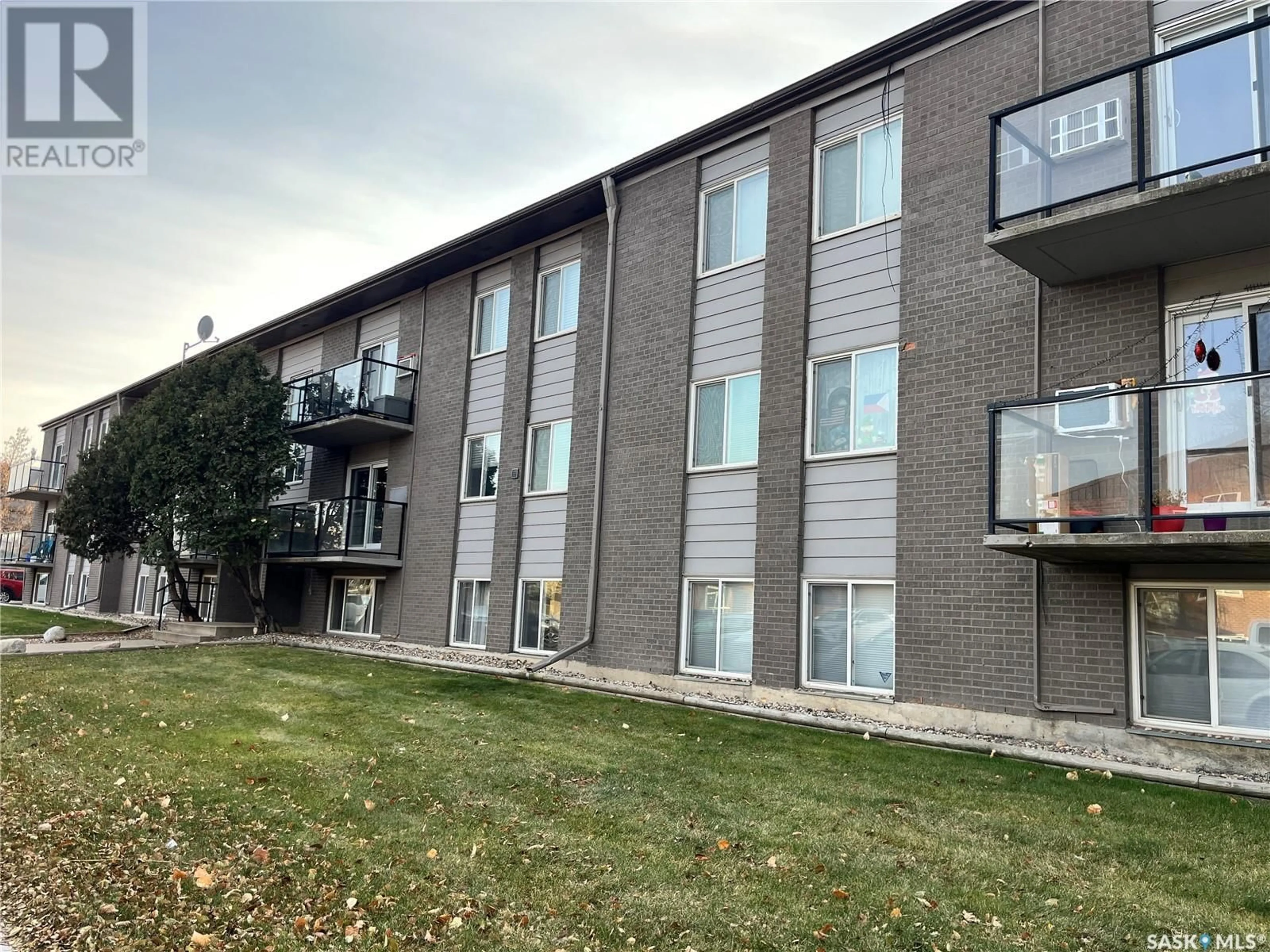 A pic from exterior of the house or condo, the front or back of building for 10 2 Summers PLACE, Saskatoon Saskatchewan S7H3W4