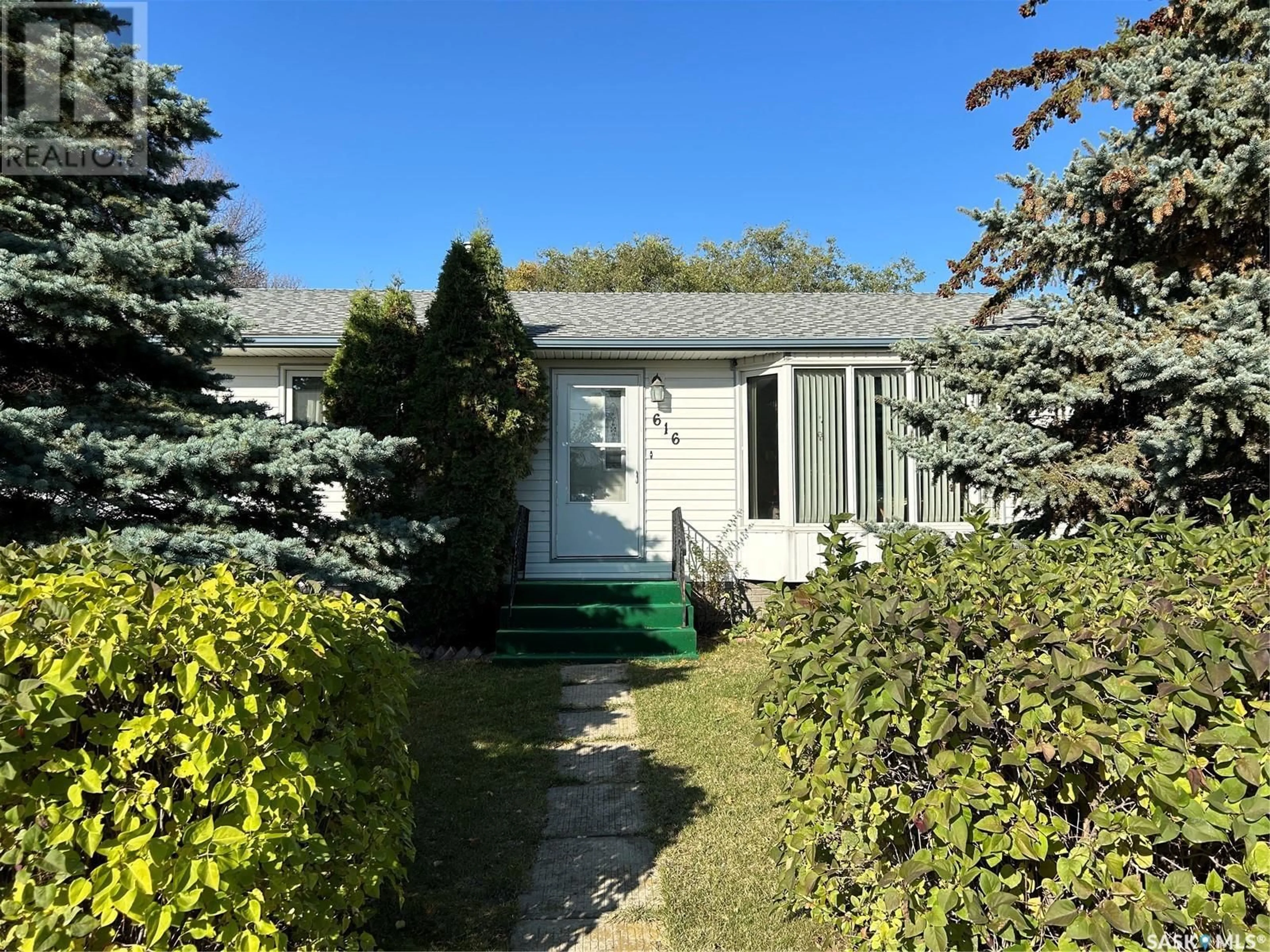A pic from outside/outdoor area/front of a property/back of a property/a pic from drone, street for 616 BEHARREL STREET, Oxbow Saskatchewan S0C2B0
