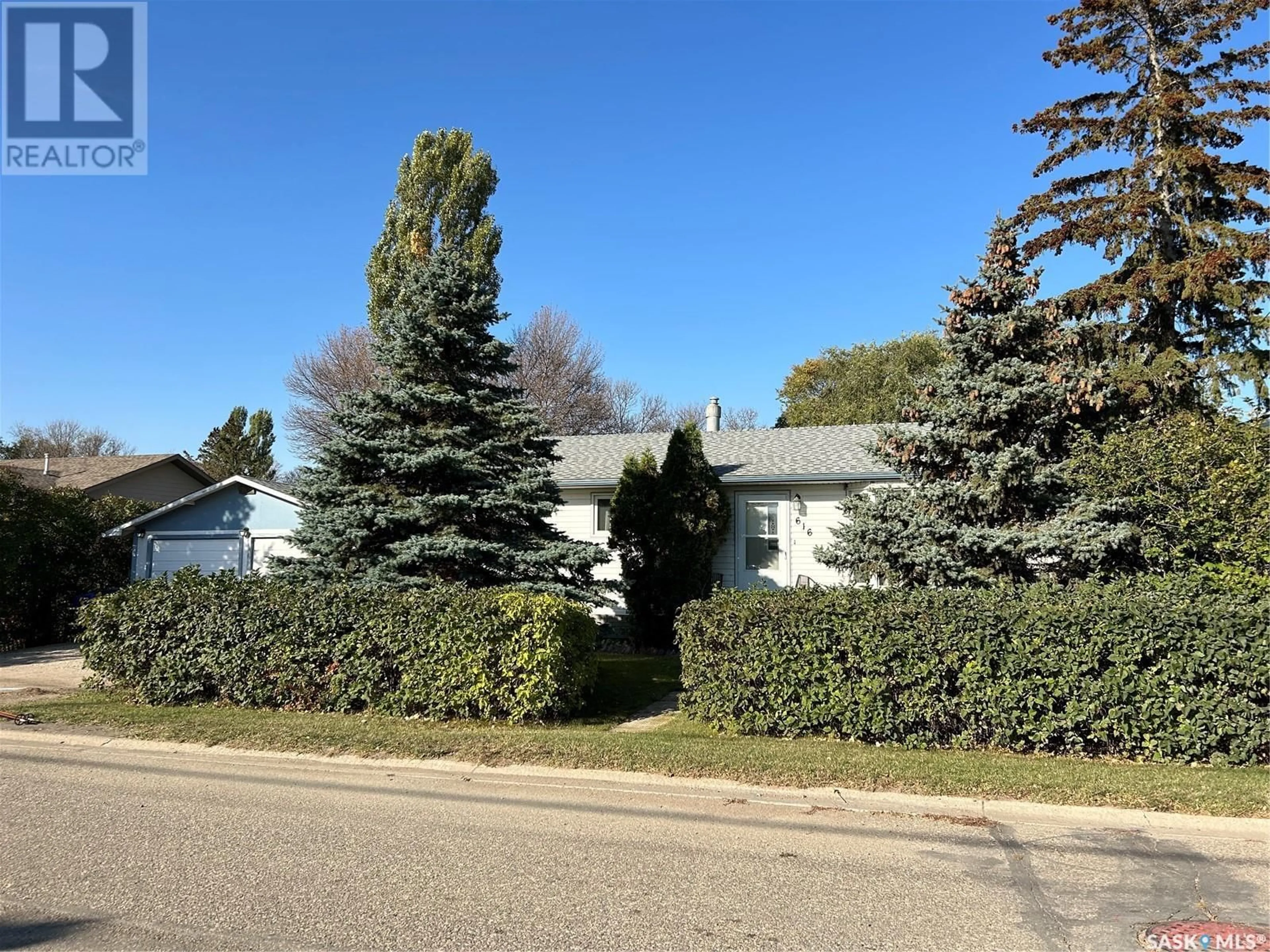 Frontside or backside of a home, the street view for 616 Beharrel STREET, Oxbow Saskatchewan S0C2B0