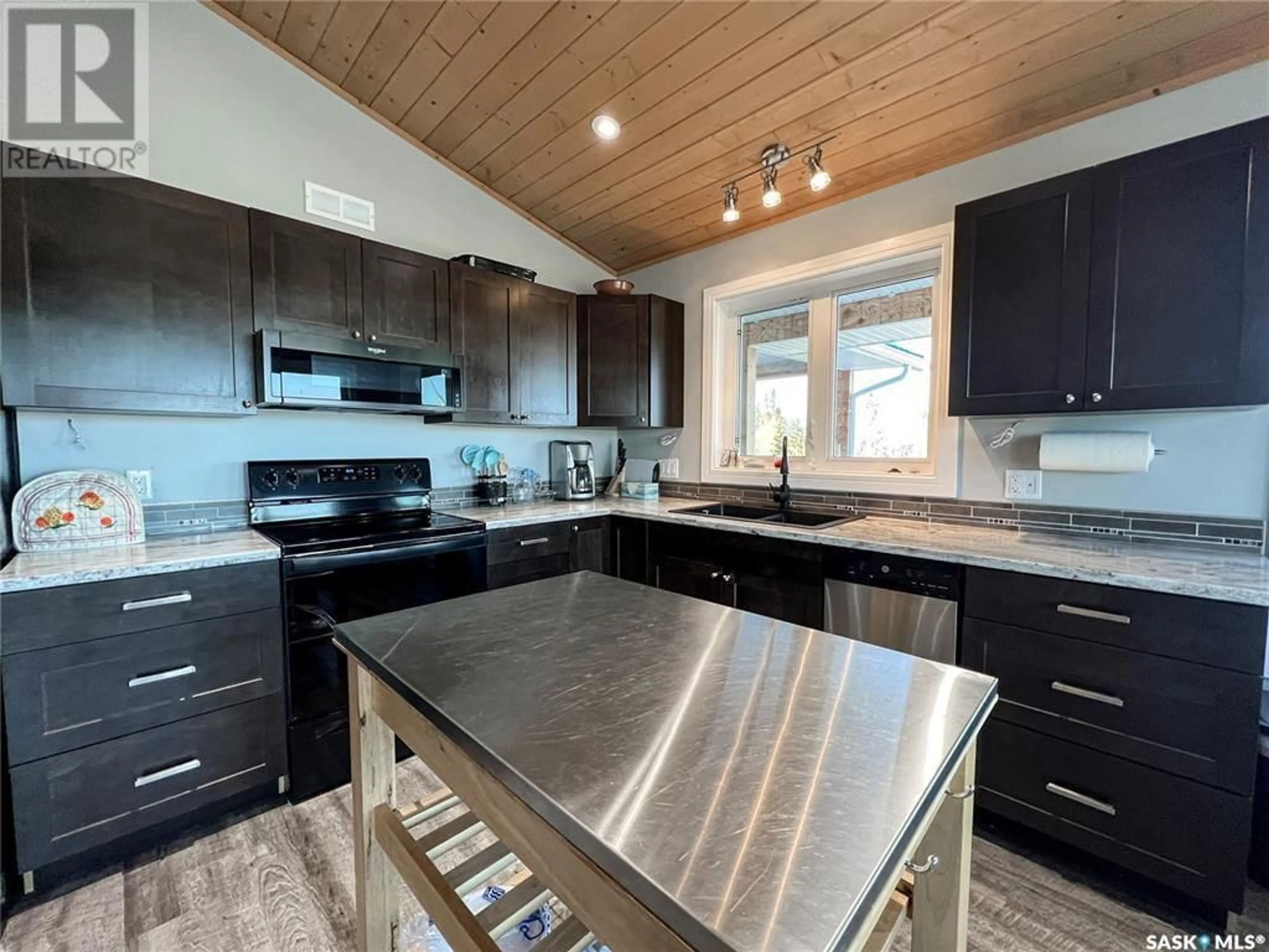 Contemporary kitchen, wood floors, mountain for 4 Panther PARKWAY, Candle Lake Saskatchewan S0J3E0