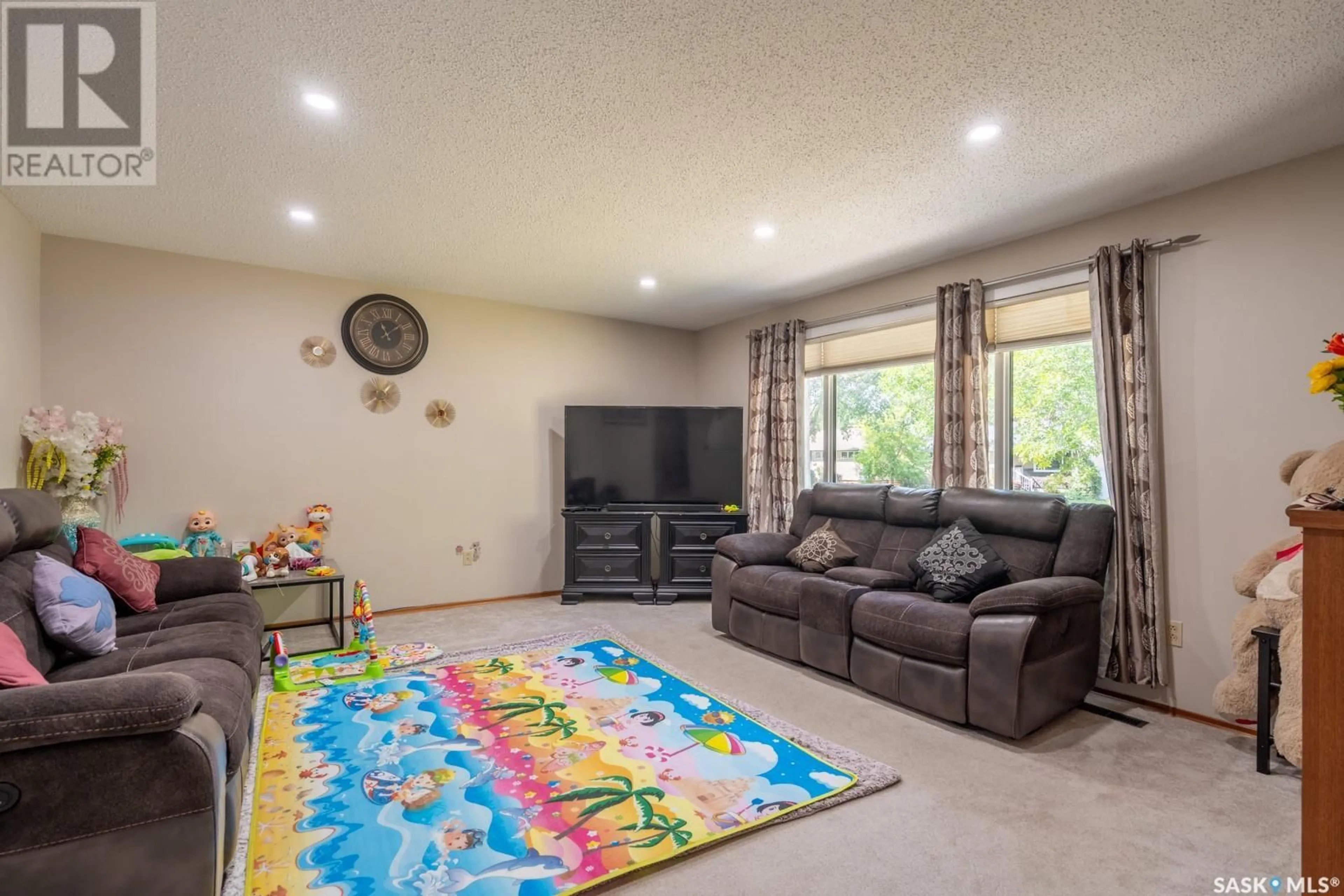 Living room, carpet floors for 2615 Lacon STREET, Regina Saskatchewan S4N1A6