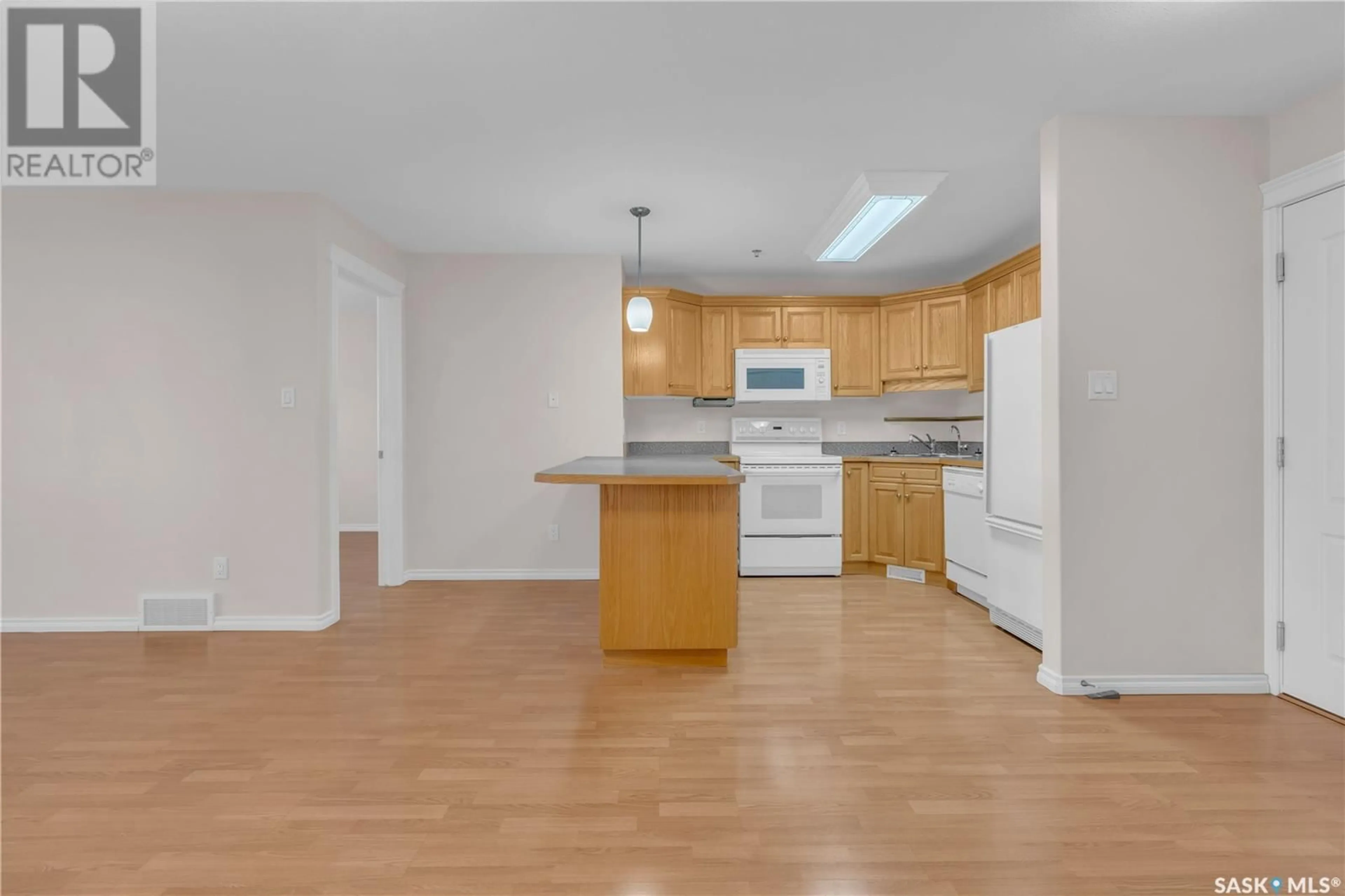 Standard kitchen, wood floors, cottage for 306 2909 Arens ROAD E, Regina Saskatchewan S4V3A8