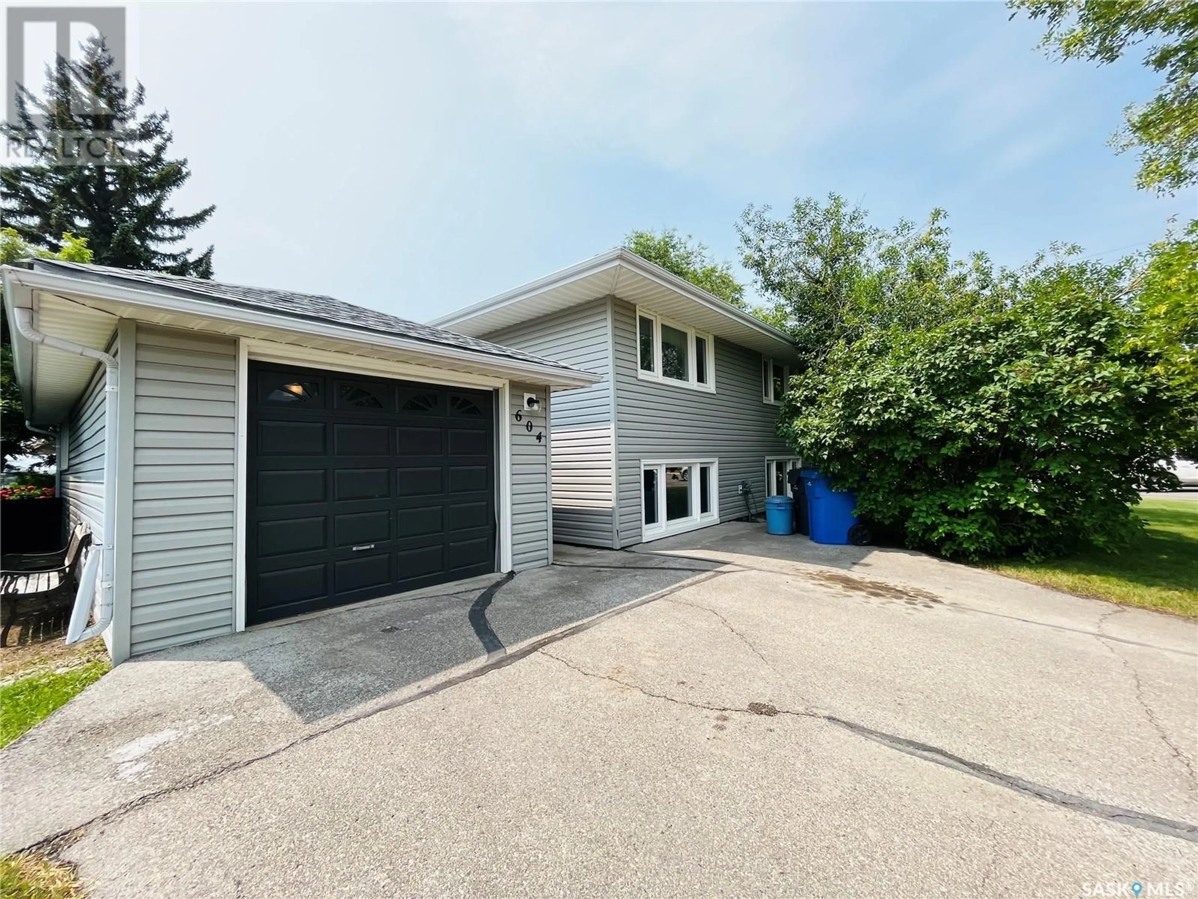 Frontside or backside of a home, the street view for 604 North Hill DRIVE, Swift Current Saskatchewan S9H1X2