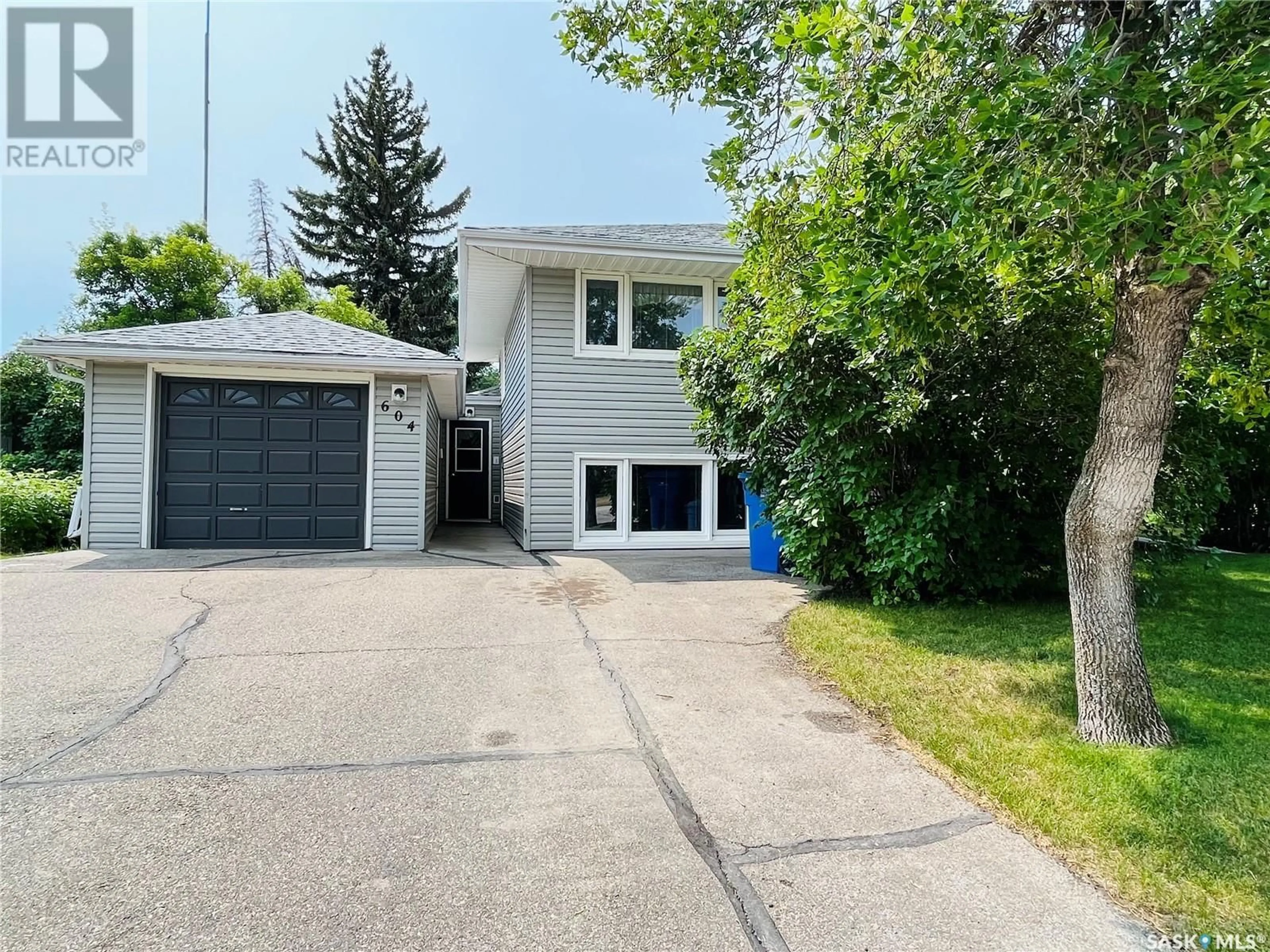 Frontside or backside of a home, the street view for 604 North Hill DRIVE, Swift Current Saskatchewan S9H1X2