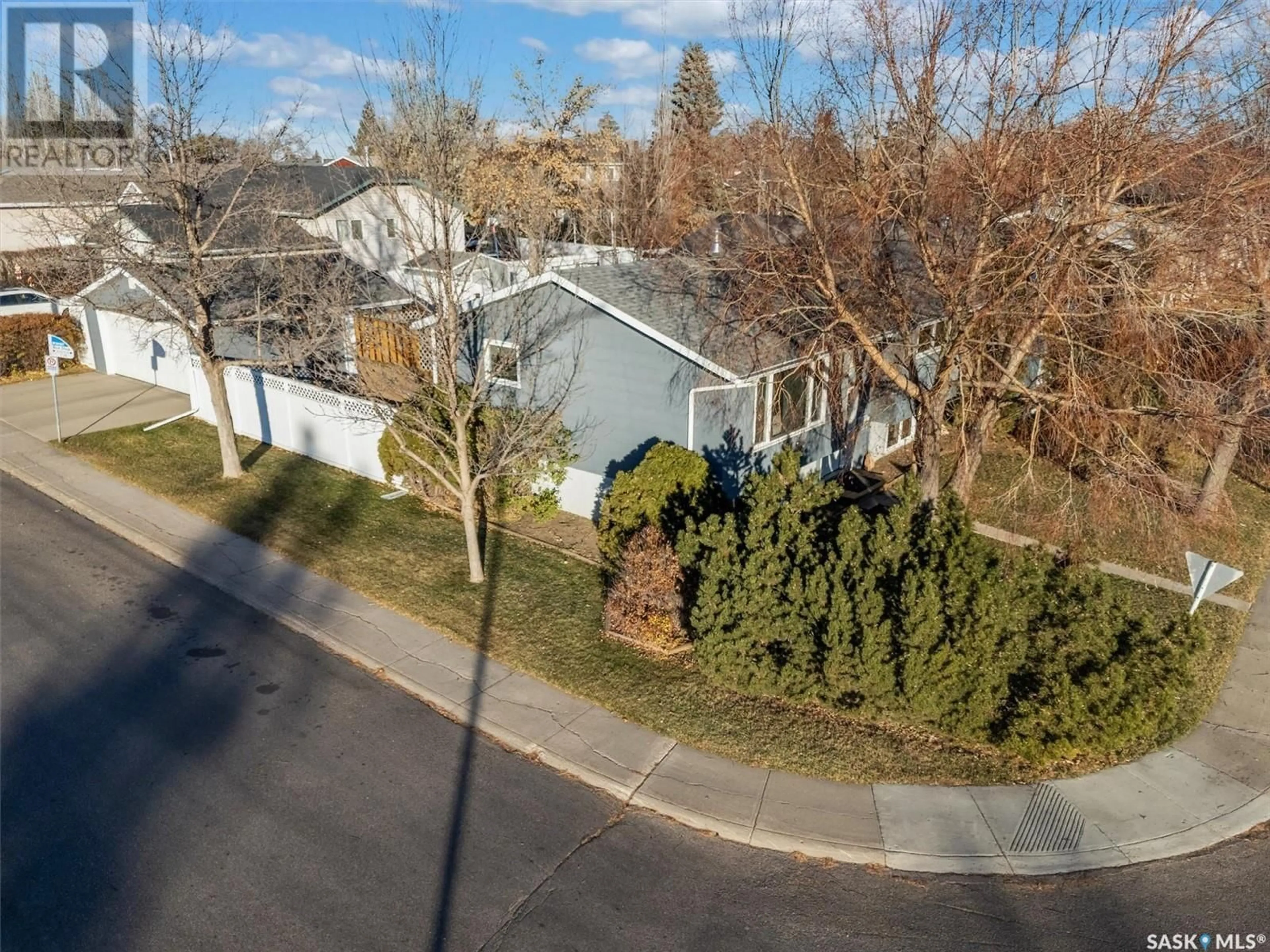 A pic from exterior of the house or condo, the street view for 262 Nesbitt CRESCENT, Saskatoon Saskatchewan S7L6E7