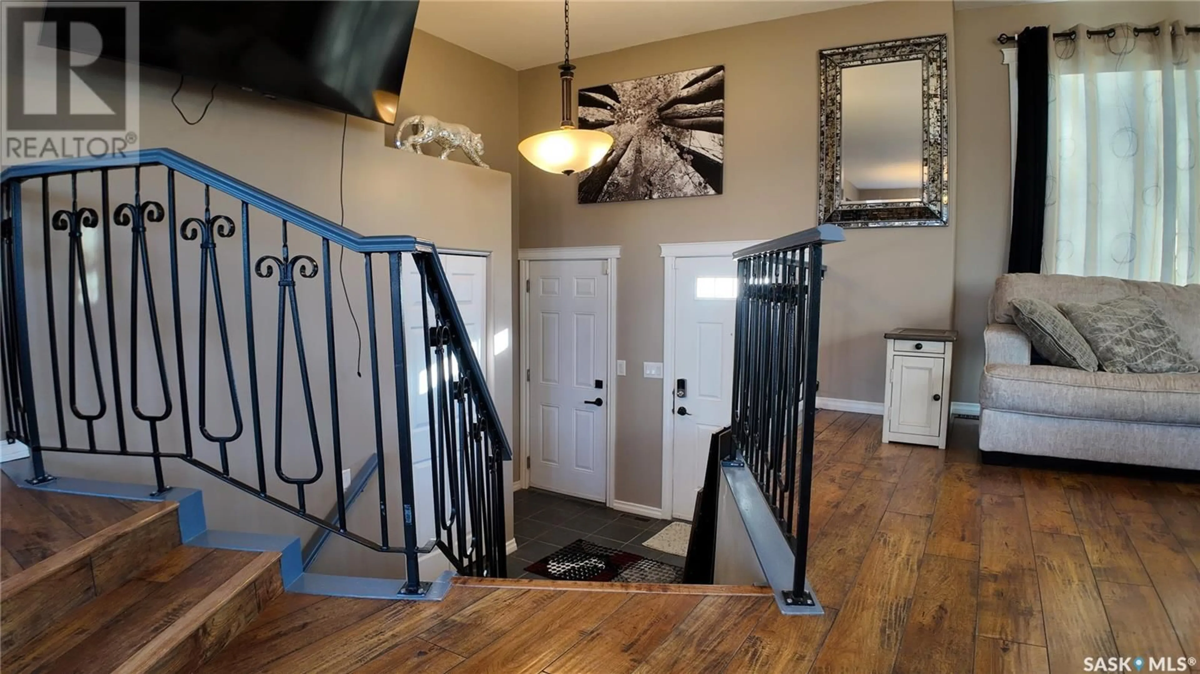 Indoor foyer for 10207 Ross CRESCENT, North Battleford Saskatchewan S9A3R5