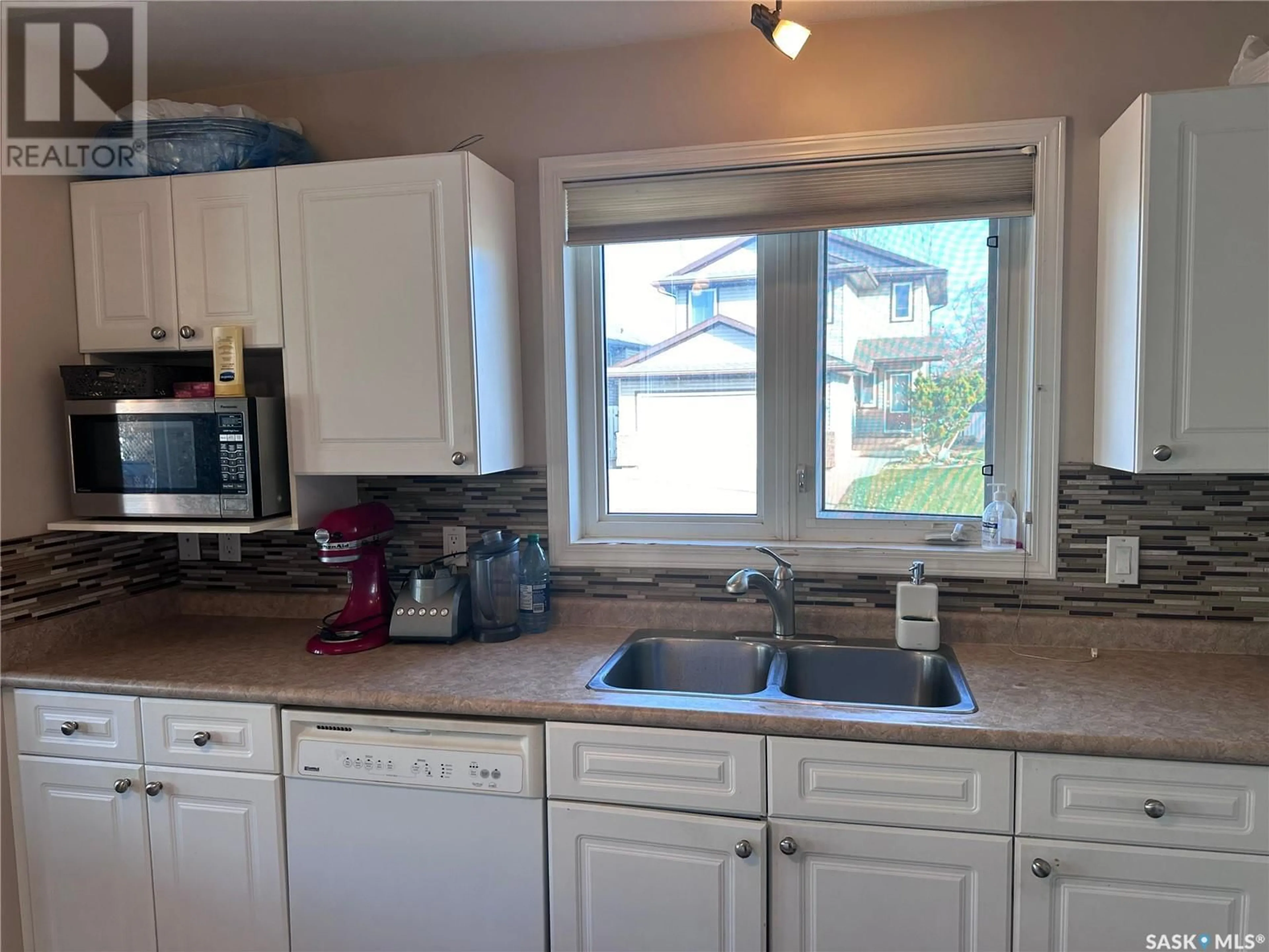 Standard kitchen, cottage for 402 Buckwold COVE, Saskatoon Saskatchewan S7N4V9