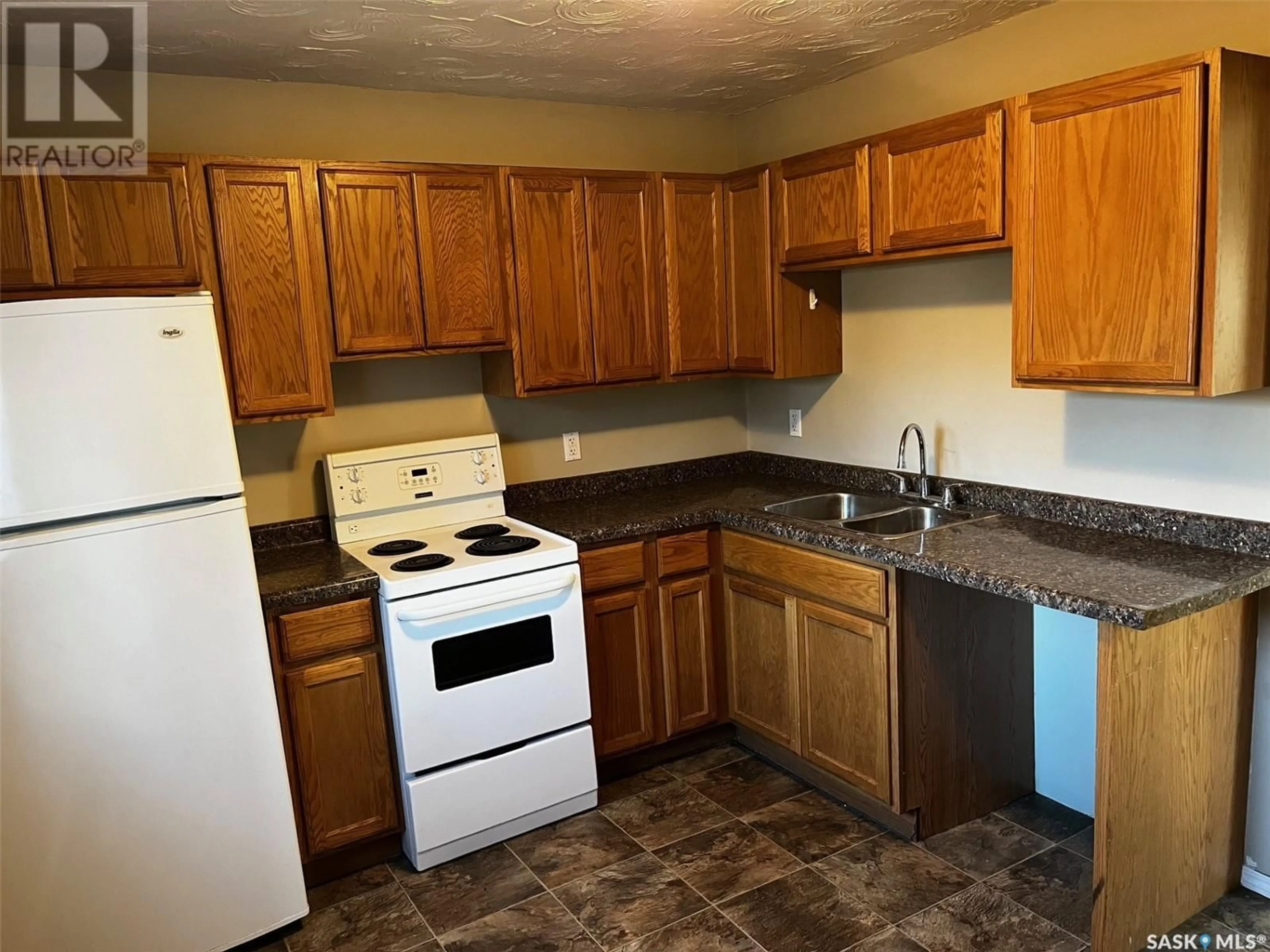 Standard kitchen, carpet floors, cottage for 138 Wellington AVENUE, Yorkton Saskatchewan S3N1Y4