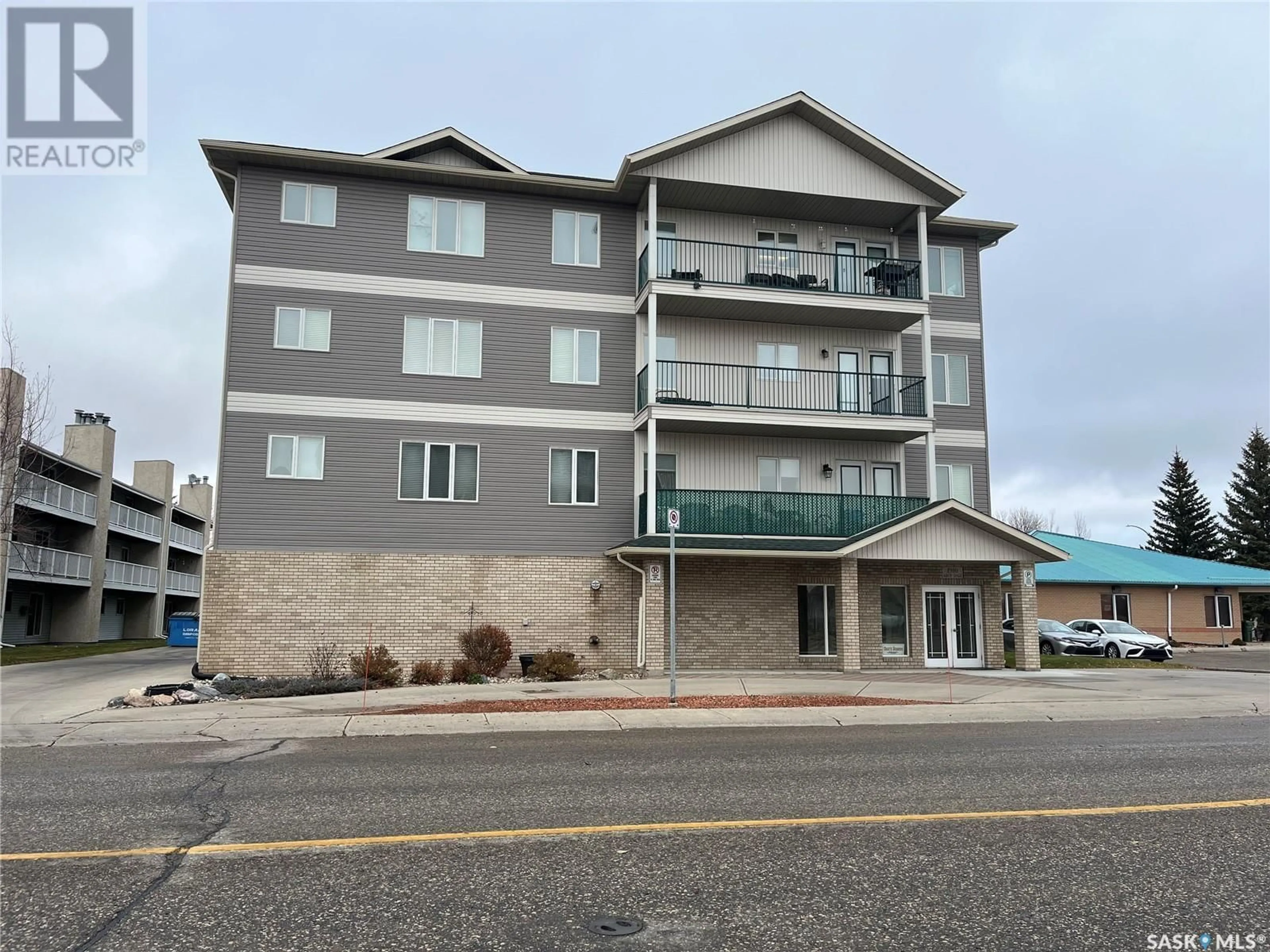 A pic from exterior of the house or condo, the front or back of building for 402 2930 ARENS ROAD E, Regina Saskatchewan S4V1N8