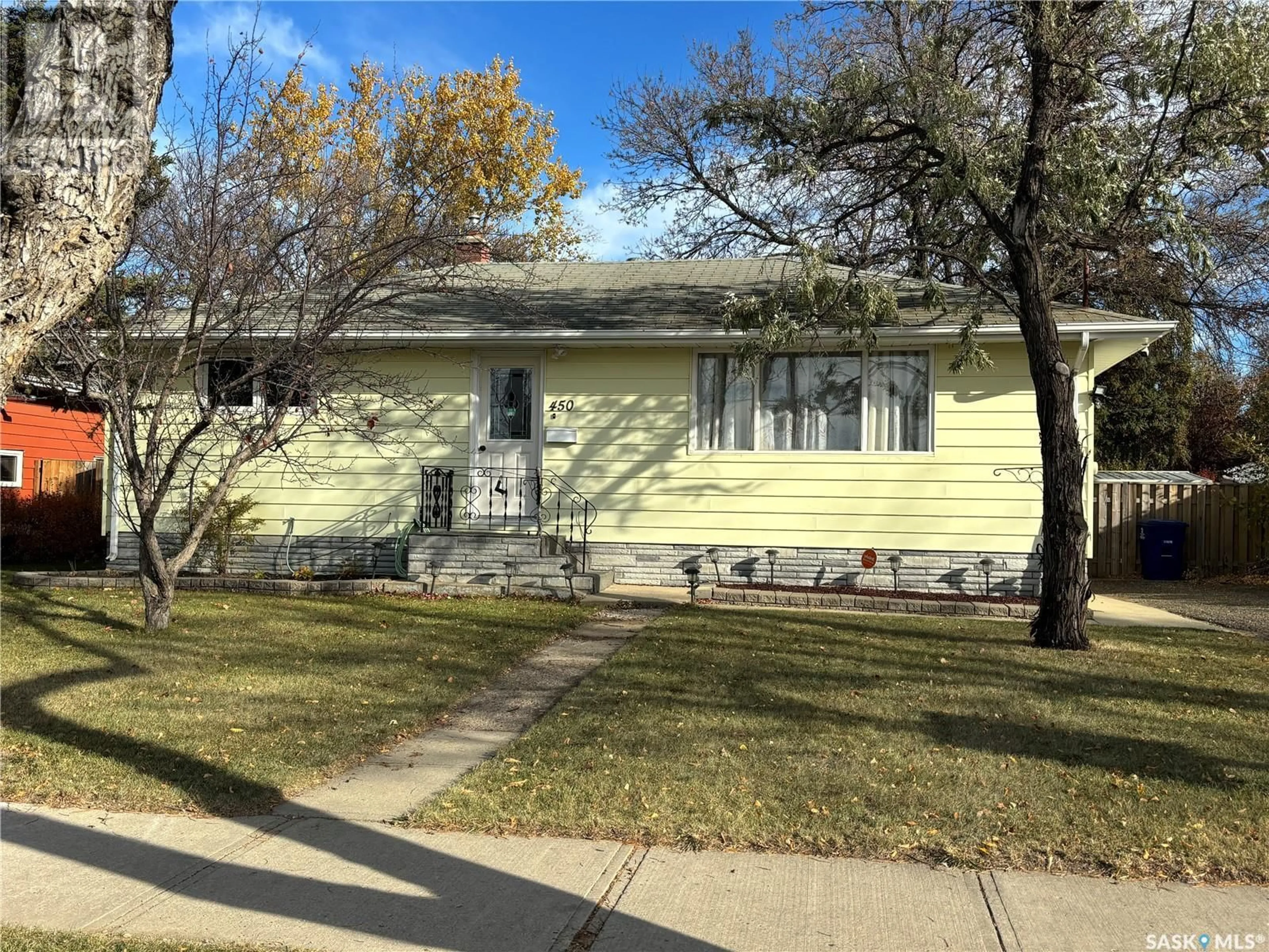 Frontside or backside of a home, the street view for 450 4th STREET, Weyburn Saskatchewan S4H0Y7