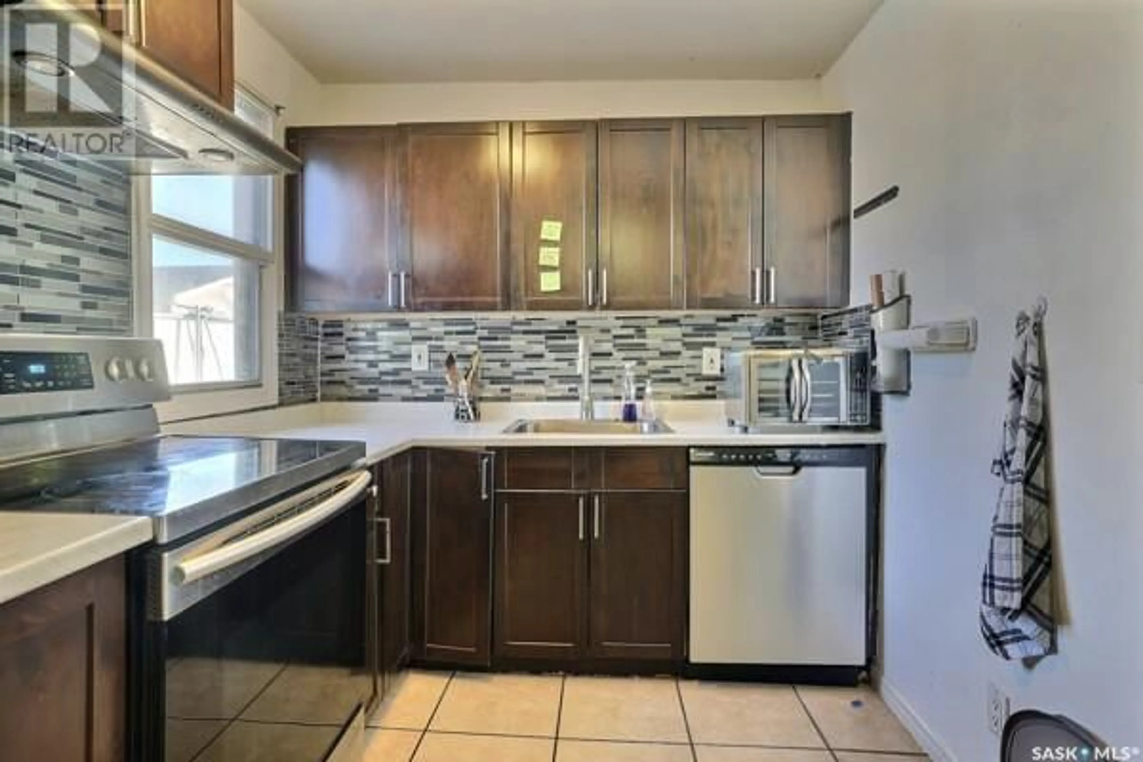 Standard kitchen, wood floors, cottage for 1325 Arthur STREET, Regina Saskatchewan S4T4V9